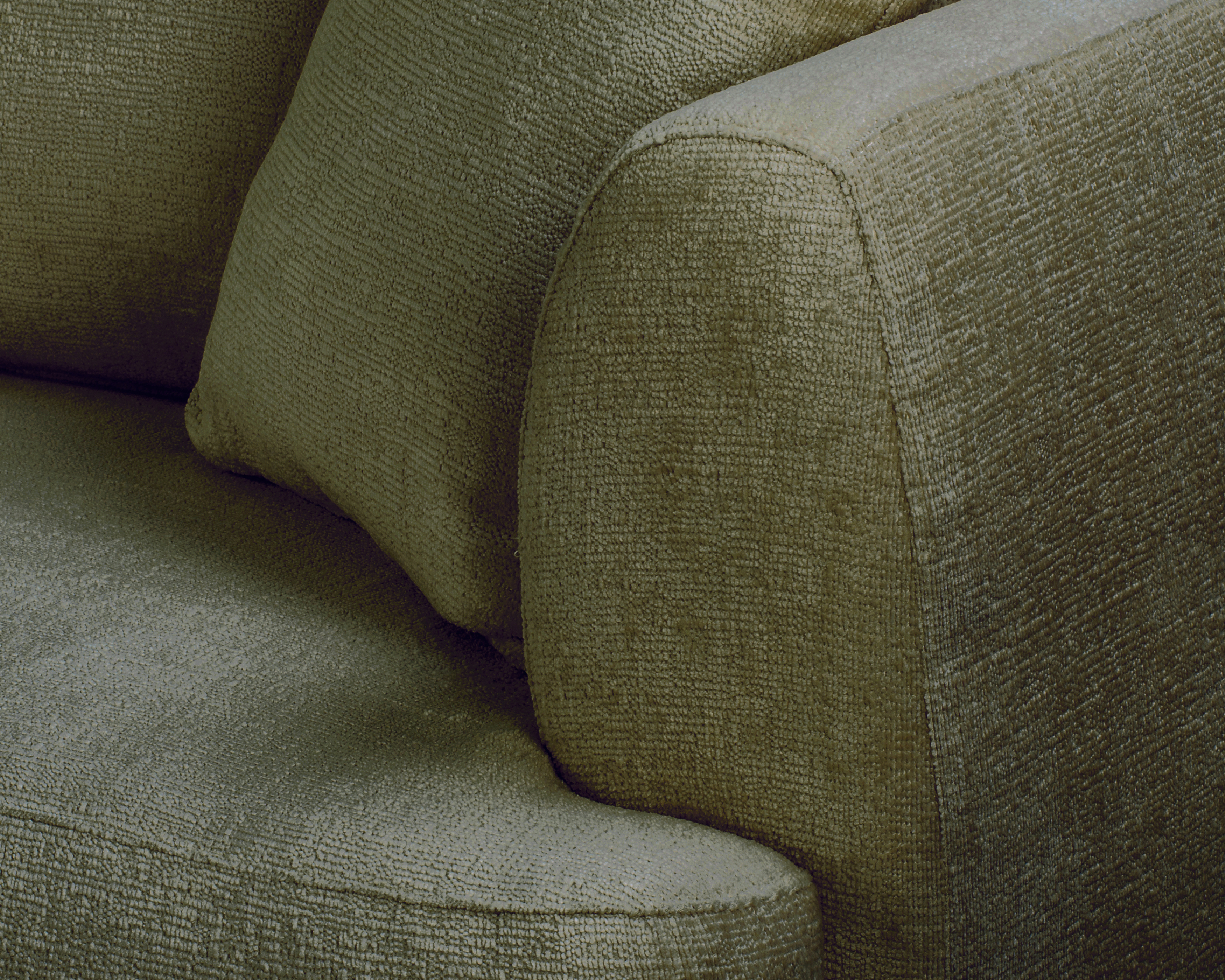 Canapé d’angle gauche Lepic en tissu chenille vert olive Paname Avenue, zoom sur l’accoudoir