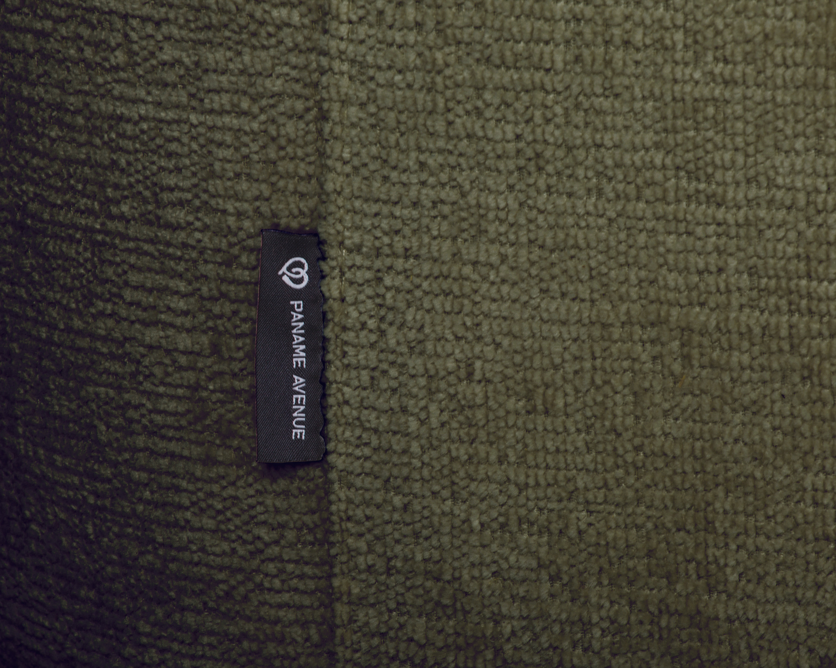 Canapé d’angle gauche Lepic en tissu chenille vert olive Paname Avenue, détail du label de la marque