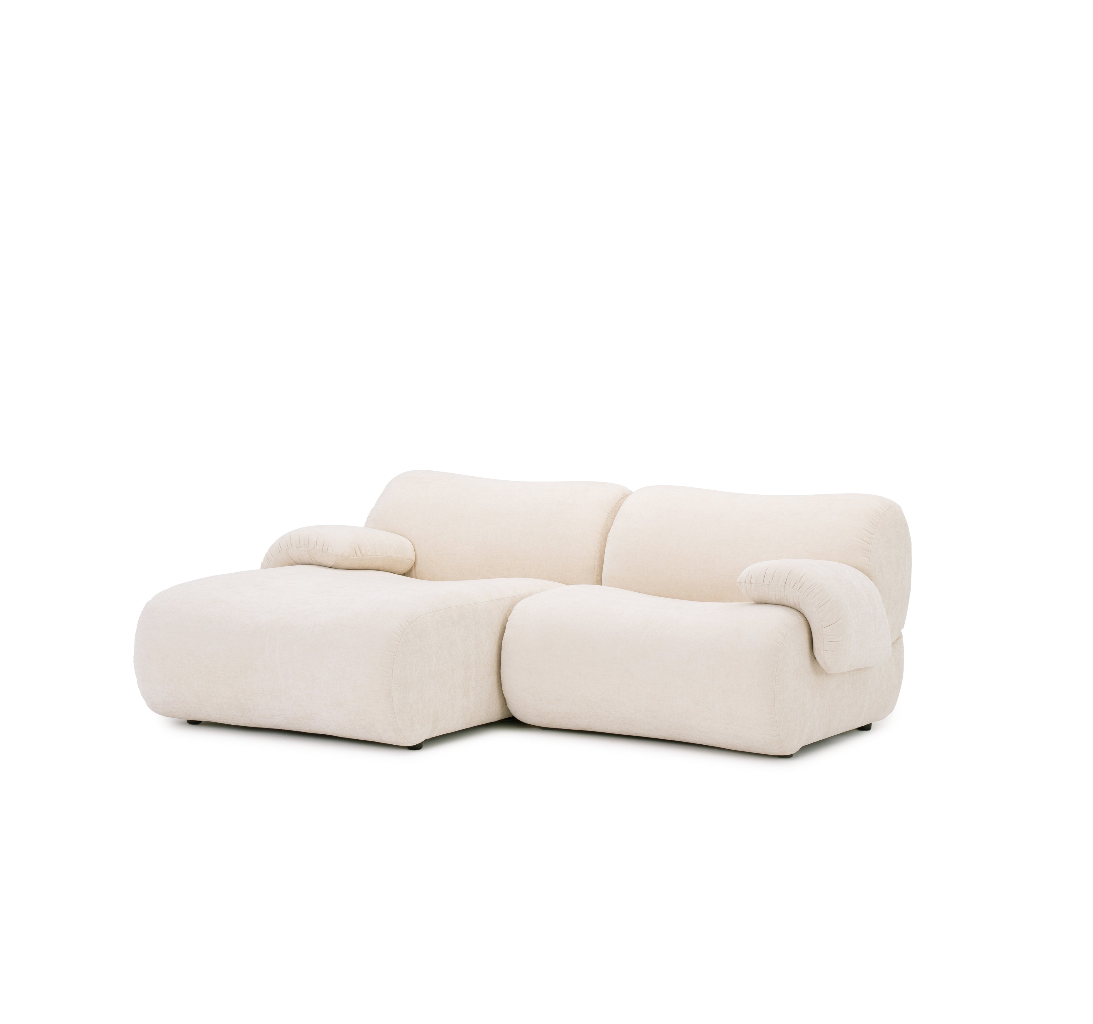 Canapé d’angle gauche Pot-de-Fer en tissu chenille beige Paname Avenue, vue trois-quarts sur fond blanc