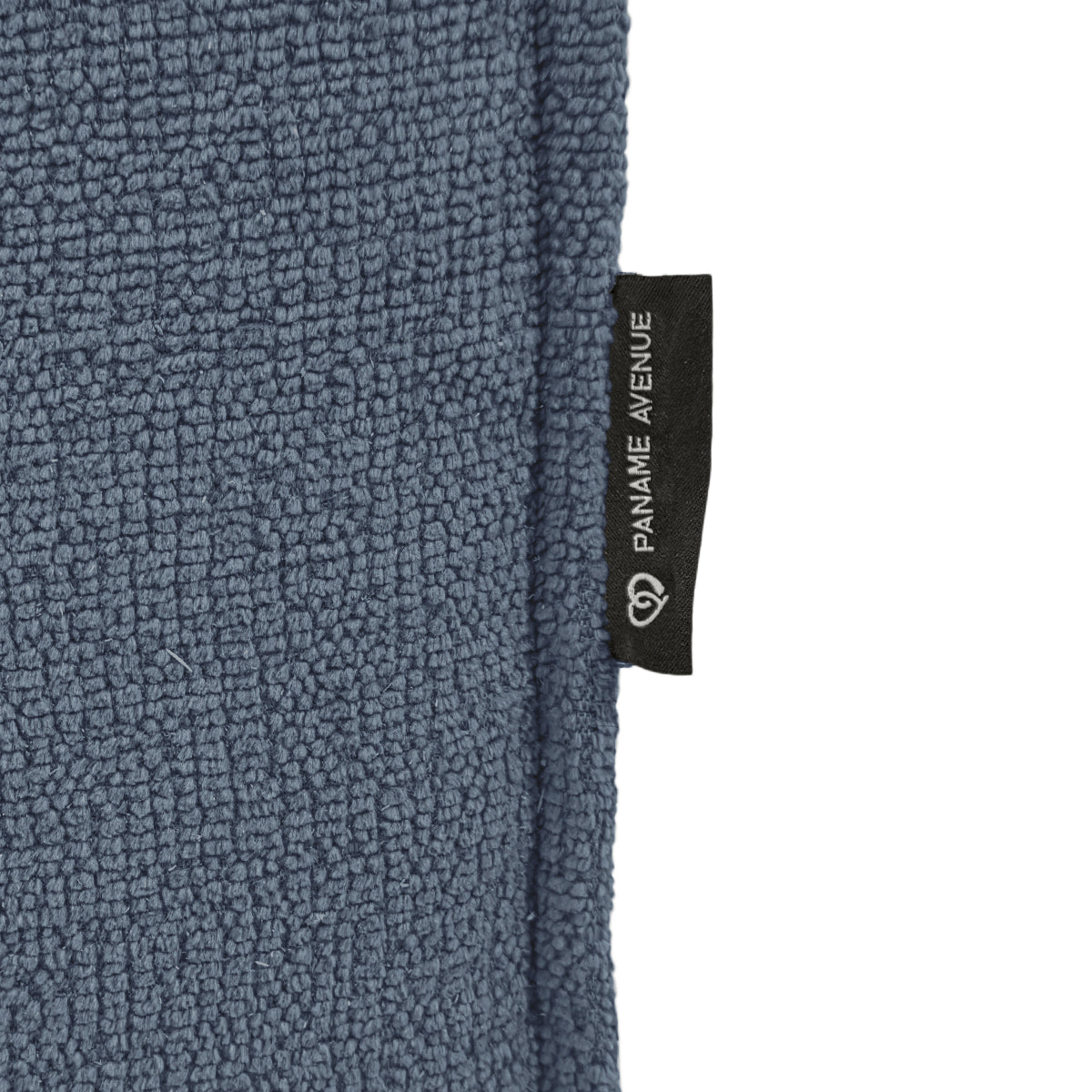 Canapé d’angle gauche Prévôt en tissu chenille bleu Paname Avenue, détail du label de la marque