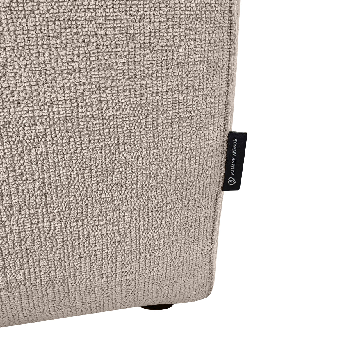 Canapé d’angle gauche Roi-de-Sicile en tissu chenille beige Paname Avenue, détail du label de la marque