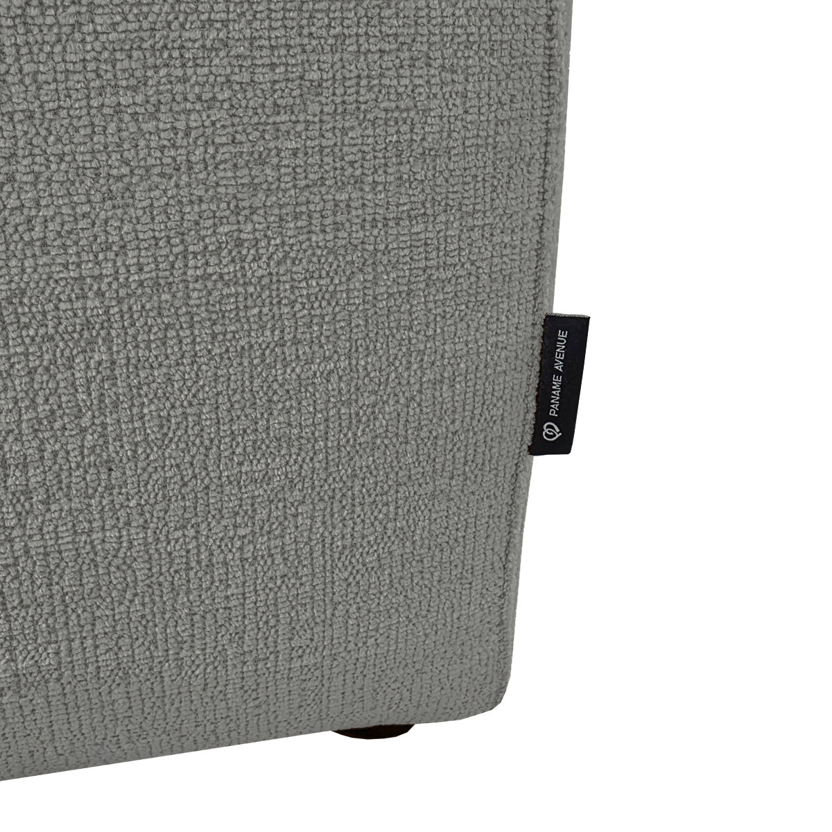 Canapé d’angle gauche Roi-de-Sicile en tissu chenille gris Paname Avenue, détail du label de la marque