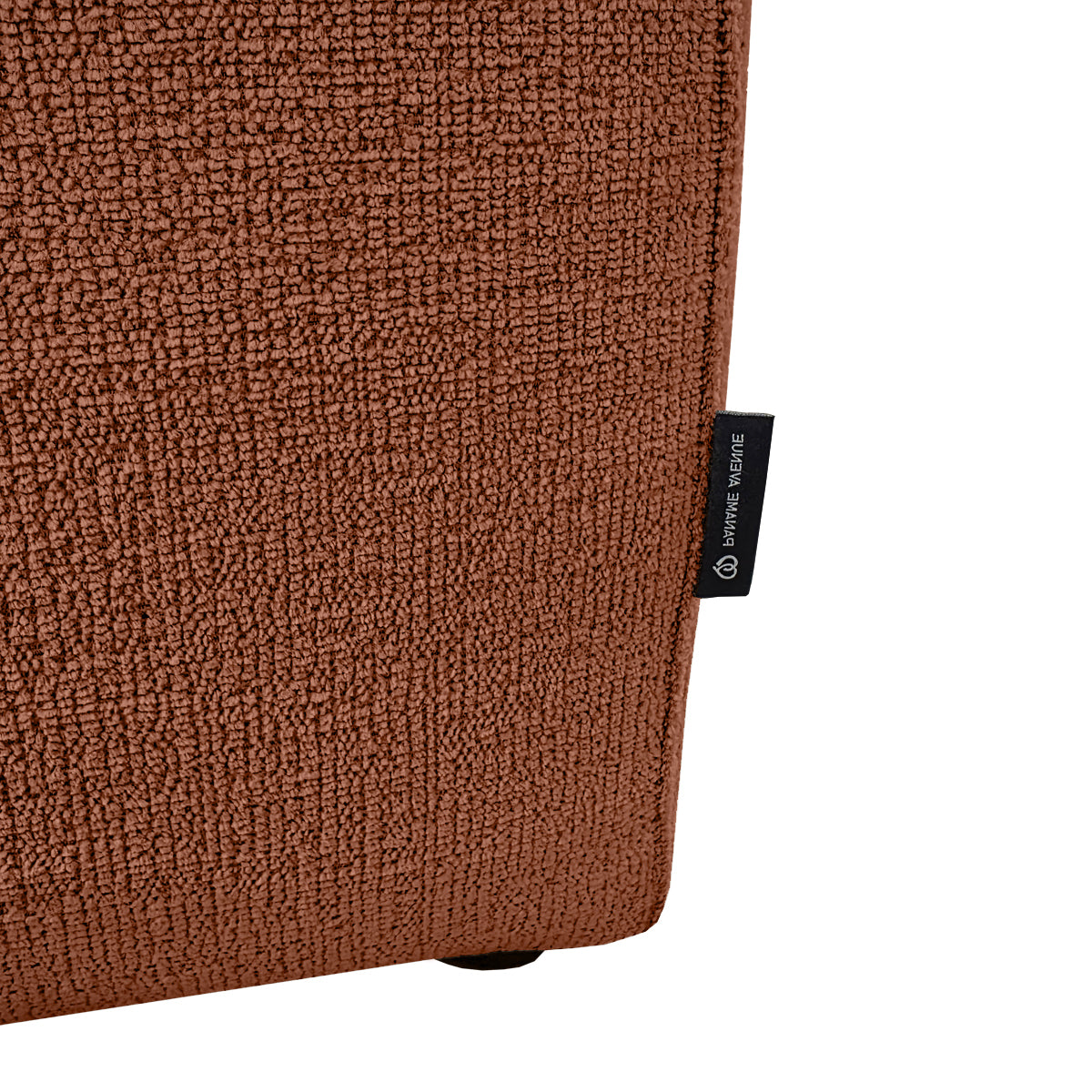 Canapé d’angle gauche Roi-de-Sicile en tissu chenille terracotta Paname Avenue, détail du label de la marque