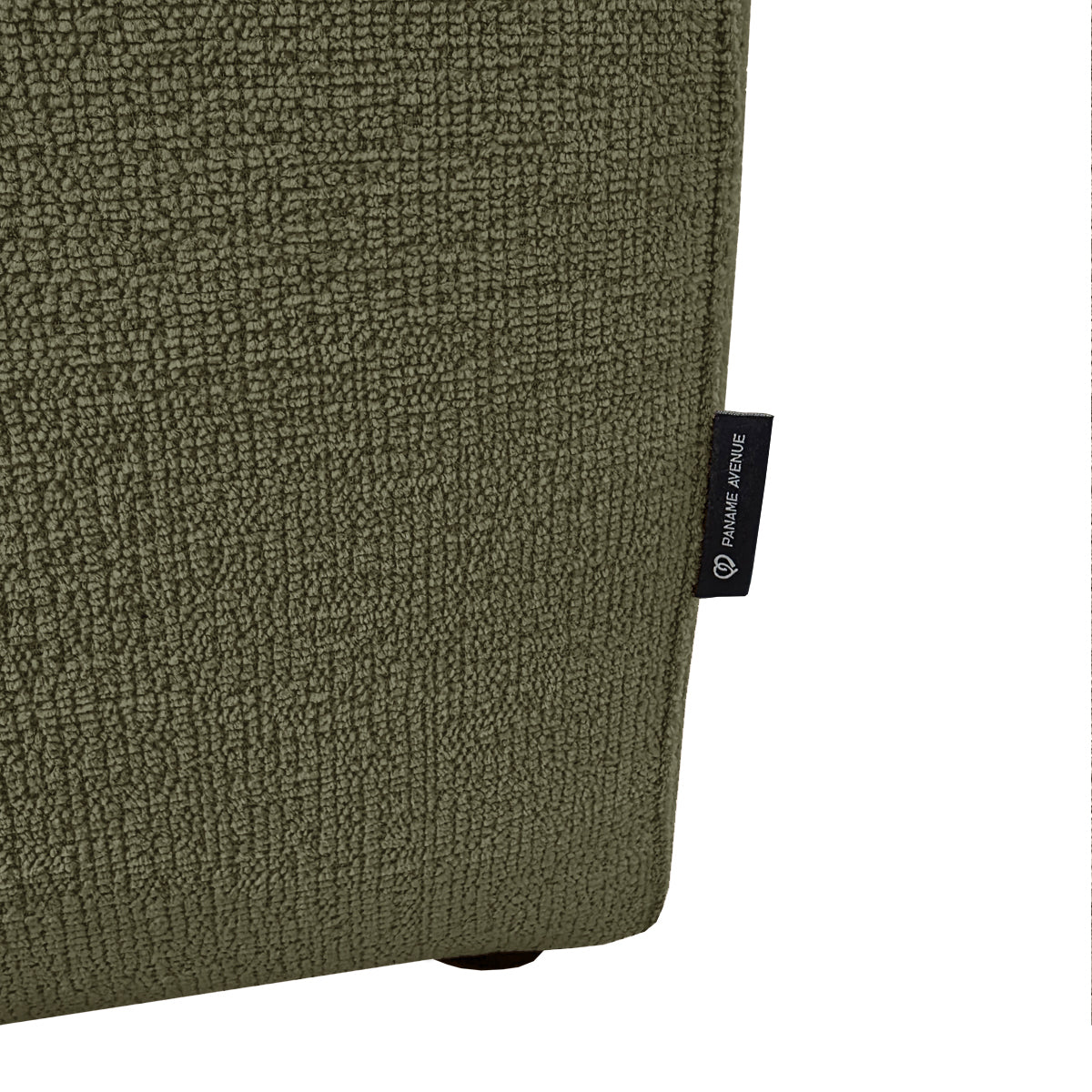 Canapé d’angle gauche Roi-de-Sicile en tissu chenille vert olive Paname Avenue, détail du label de la marque