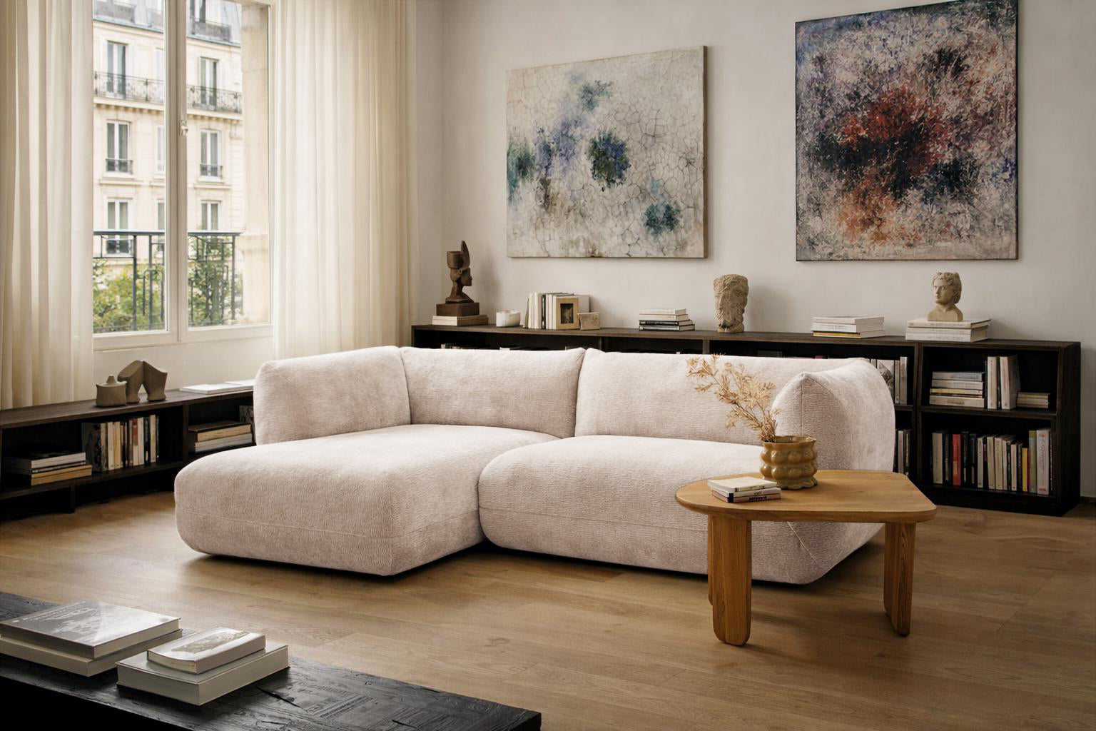 Canapé d’angle gauche Sainte-Croix en tissu chenille beige Paname Avenue dans un salon parisien élégant dans le quartier du Marais