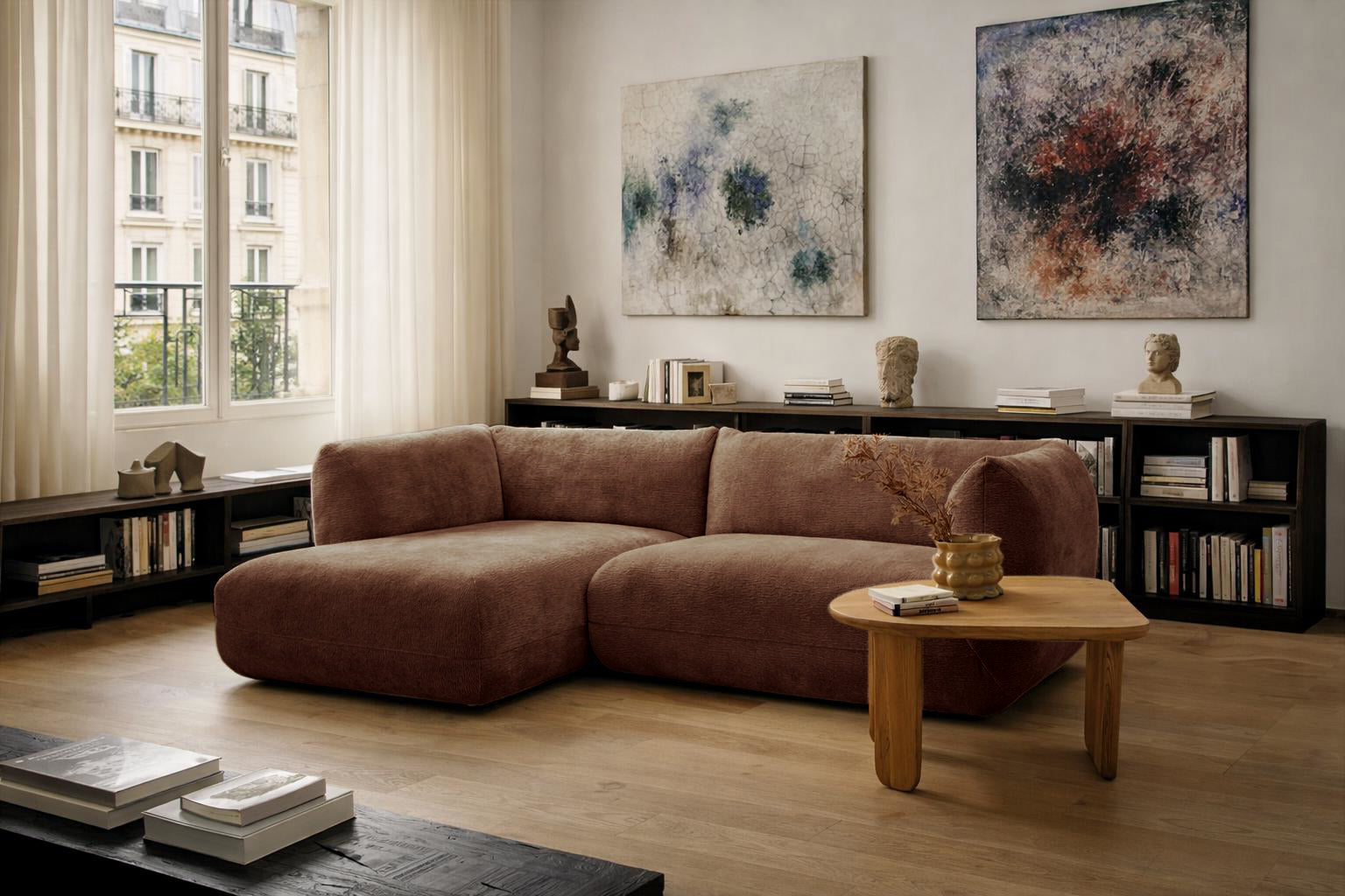 Canapé d’angle gauche Sainte-Croix en tissu chenille marron Paname Avenue dans un salon parisien élégant dans le quartier du Marais
