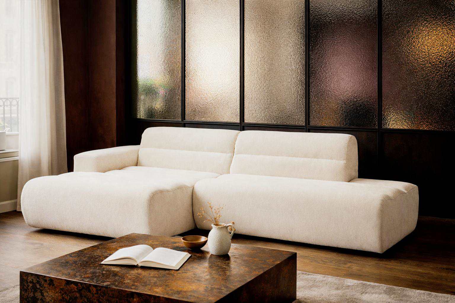 Canapé d’angle Notre-Dame-de-Nazareth Paname Avenue en tissu bouclé écru dans un intérieur élégant avec verrière, table basse en métal et ambiance contemporaine chaleureuse