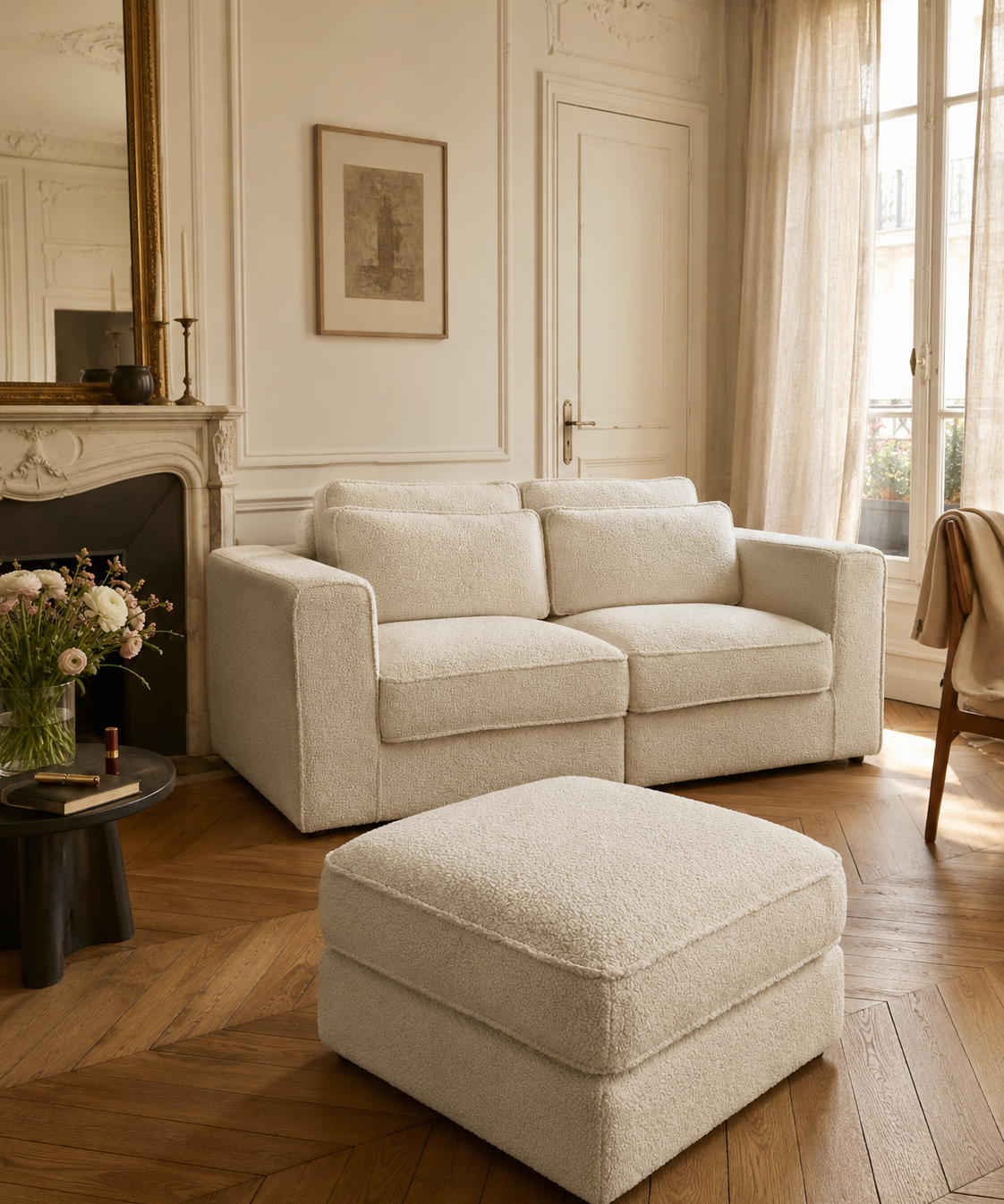 Canapé Descartes et pouf Durantin dans un salon haussmannien parisien