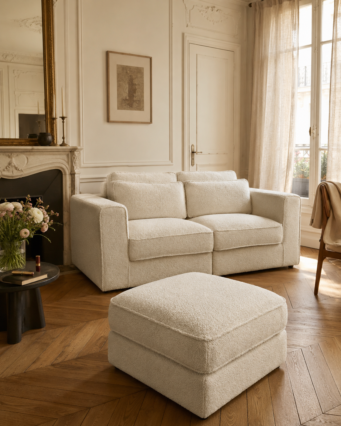 Canapé Descartes et pouf Durantin dans un salon haussmannien parisien