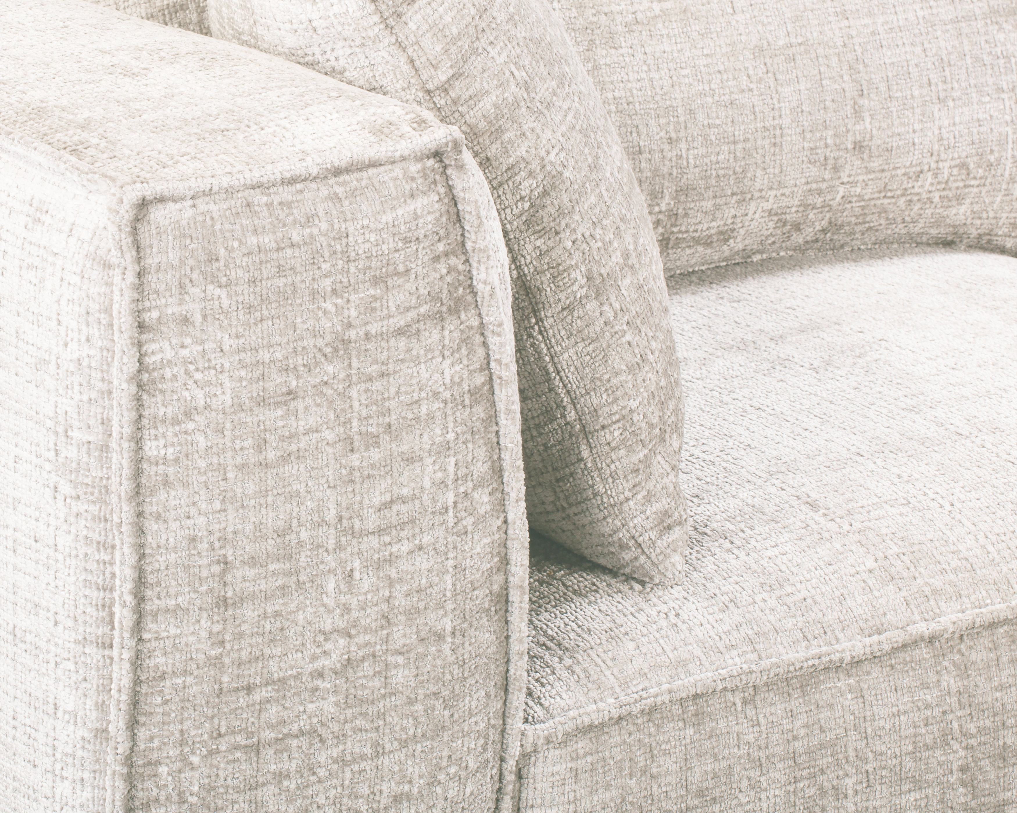 Canapé droit Abbesses en tissu chenille beige Paname Avenue, zoom sur l’accoudoir