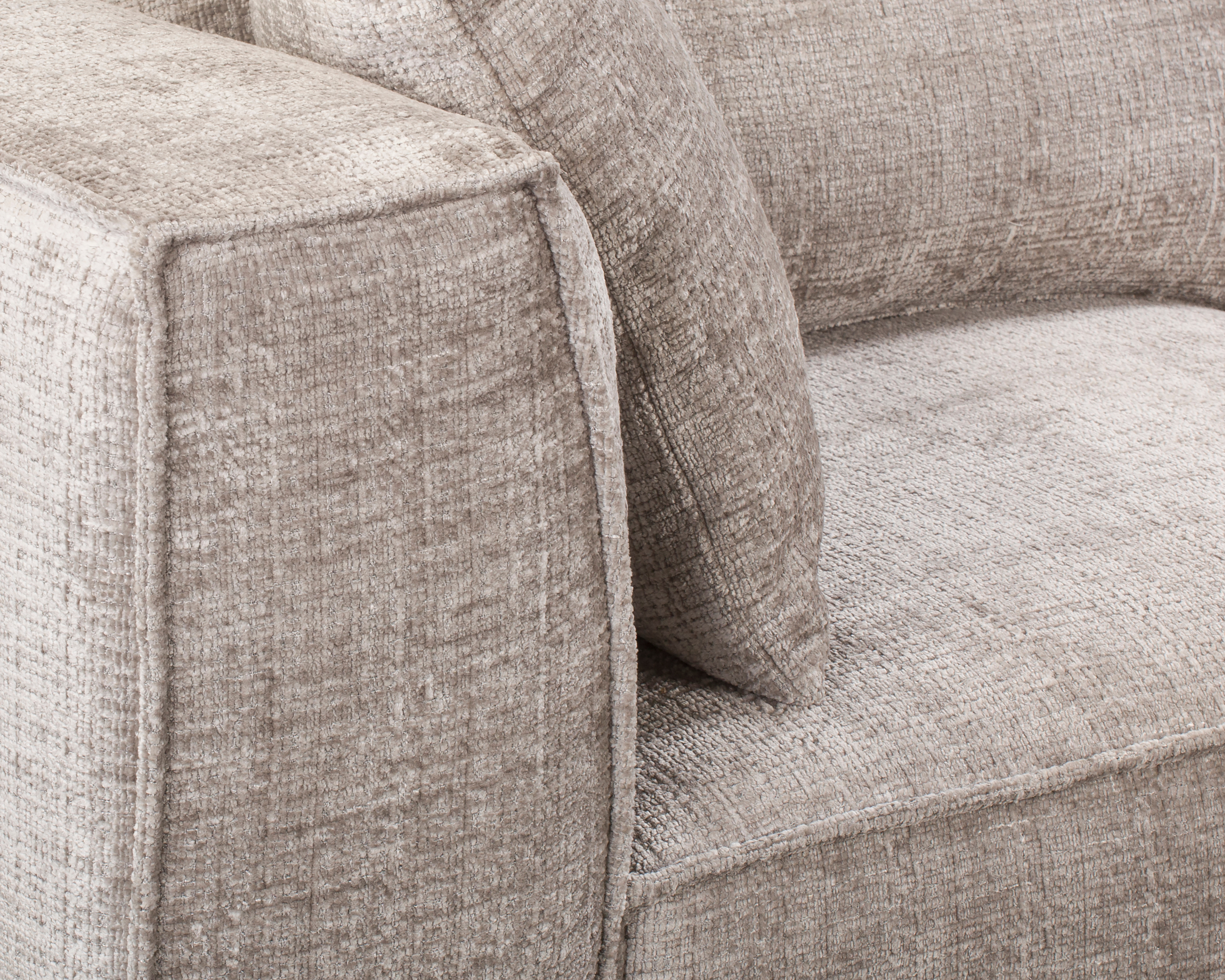 Canapé droit Abbesses en tissu chenille taupe Paname Avenue, zoom sur l’accoudoir