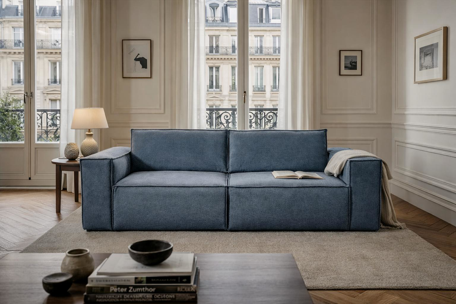 Canapé droit Beaux Arts de Paname Avenue dans un salon haussmannien élégant