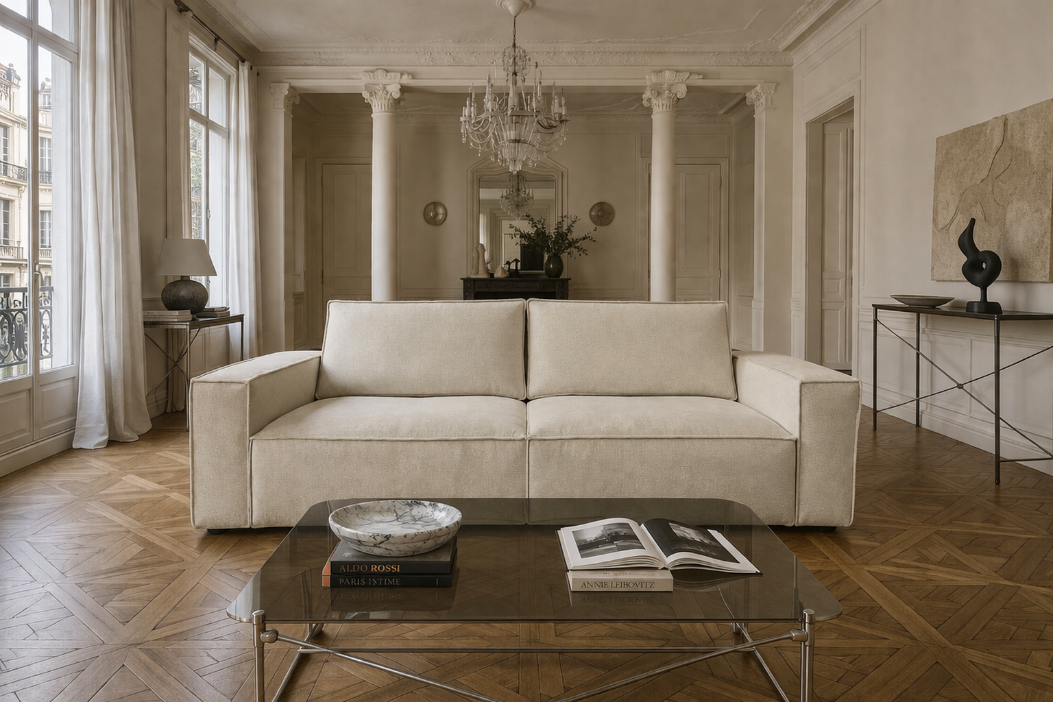 Canapé droit Beaux Arts dans un salon d’appartement parisien haussmannien avec décoration intérieure élégante