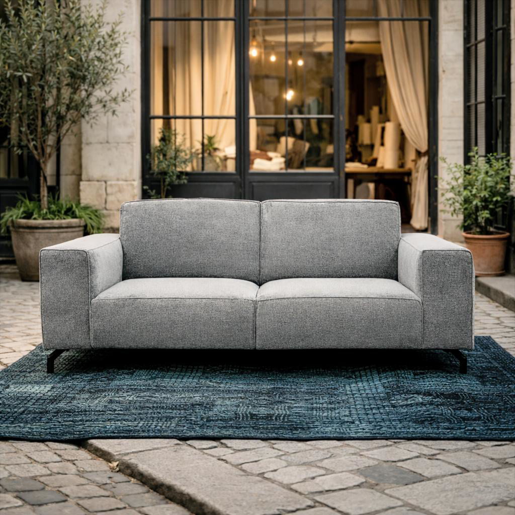 Canapé droit Clery de Paname Avenue dans un décor parisien extérieur du quartier Sentier