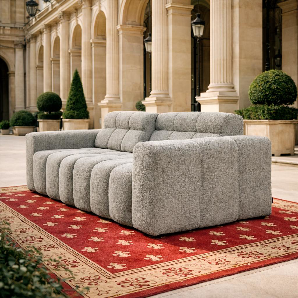Canapé droit Colonel Driant de Paname Avenue dans un décor parisien extérieur du quartier Louvre