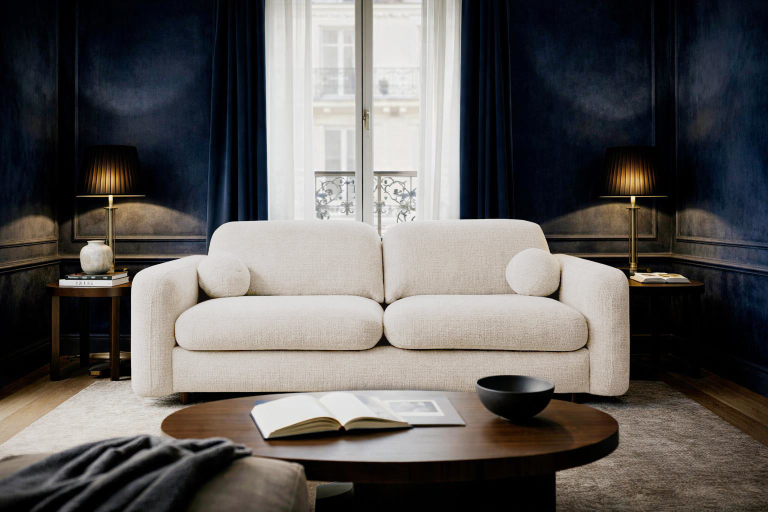 Canapé droit Duperré en tissu chenille beige Paname Avenue, dans un décor inspire au quartier parisien