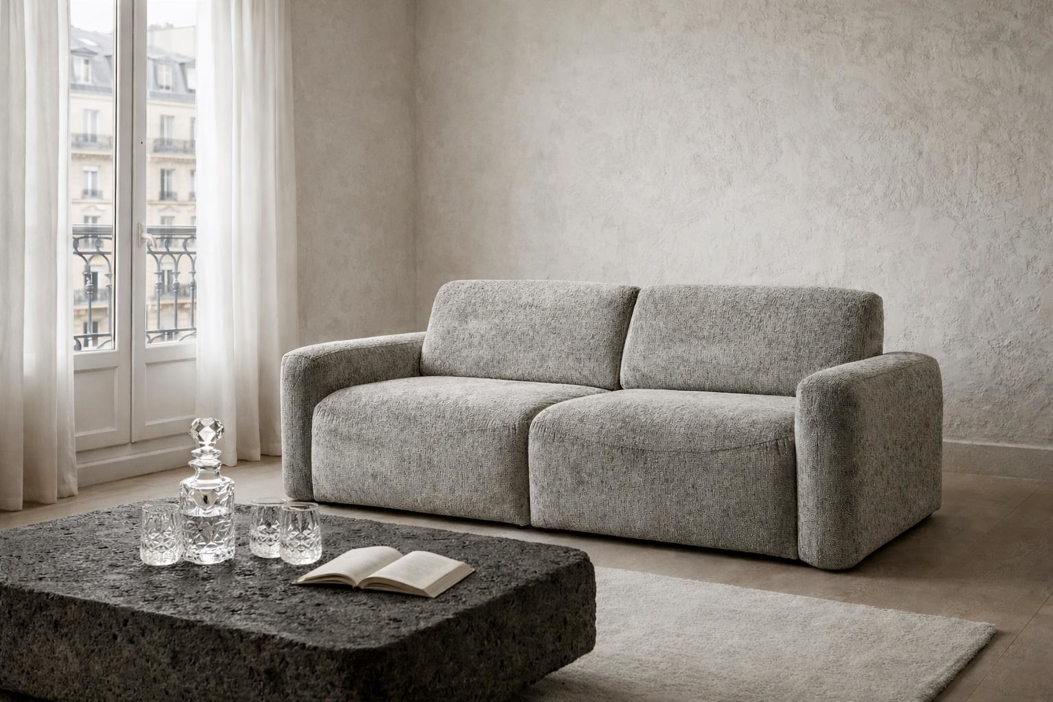 Canapé droit Estrapade Paname Avenue en tissu chenille gris dans un intérieur minimaliste avec mur texturé, table basse en pierre et ambiance douce et épurée