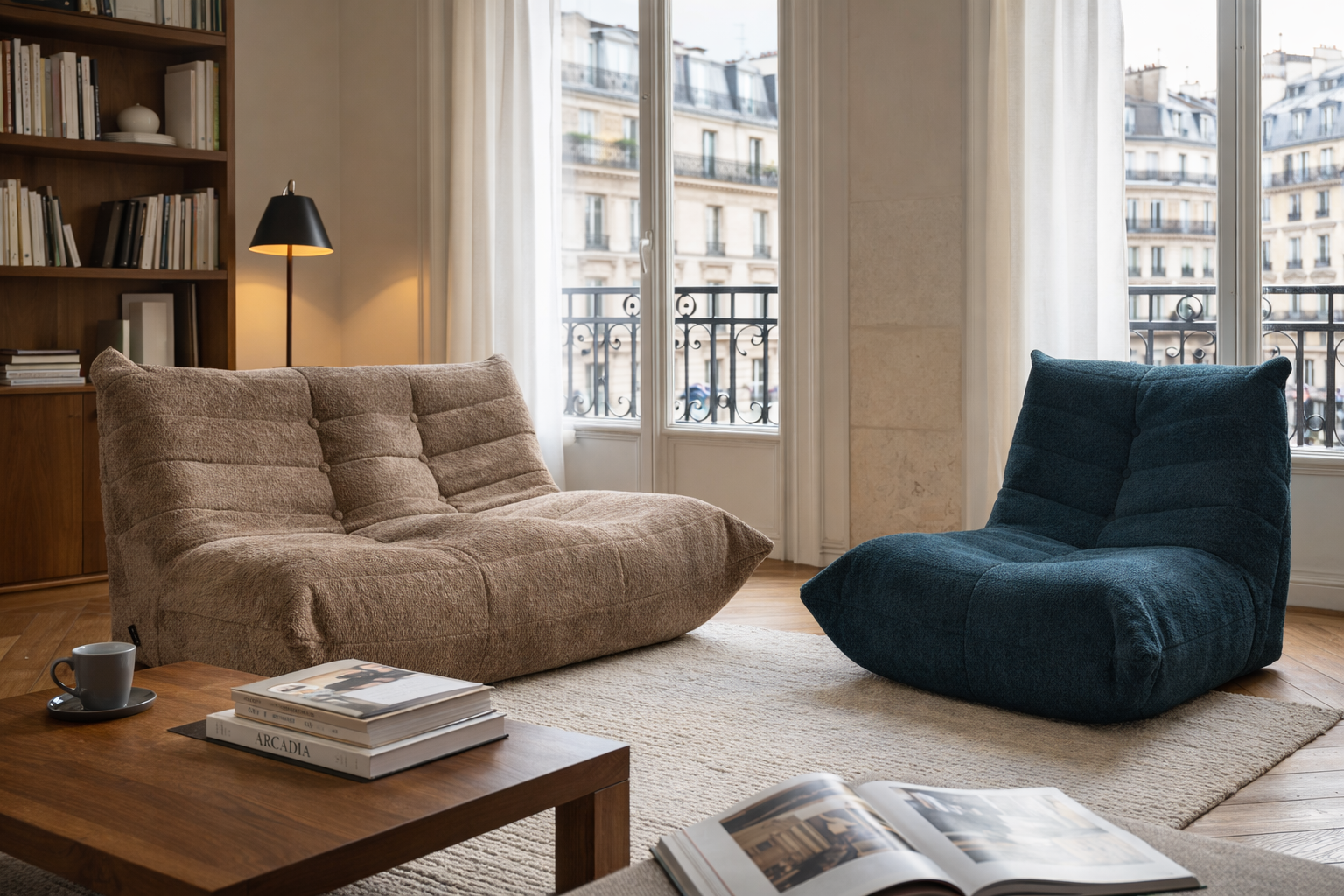 Canapé droit Faubourg du Temple et fauteuil Moret dans un salon d’appartement parisien