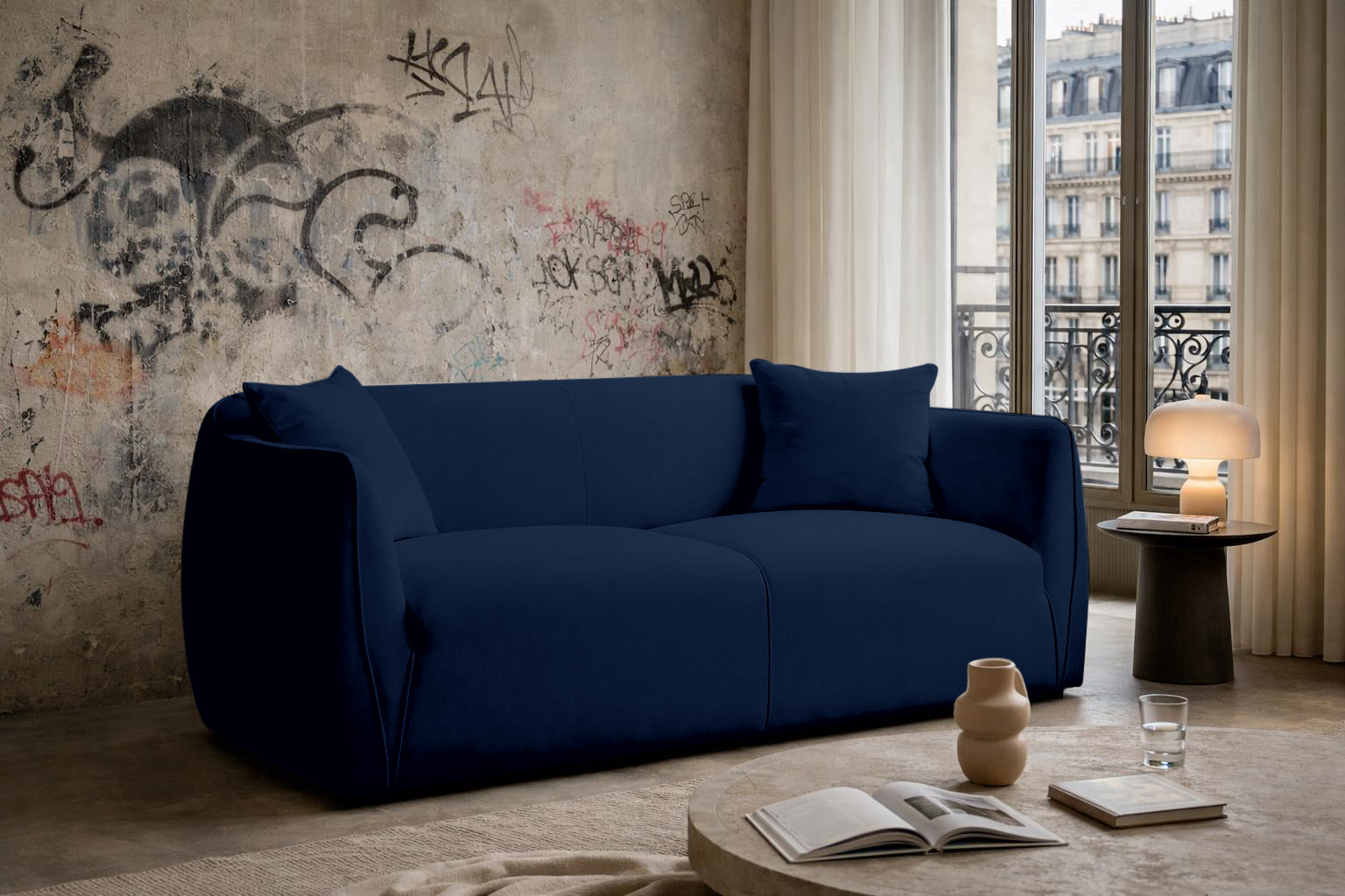 Canapé droit Faubourg Saint-Martin en tissu velours lisse bleu Paname Avenue, dans un décor inspire au quartier parisien