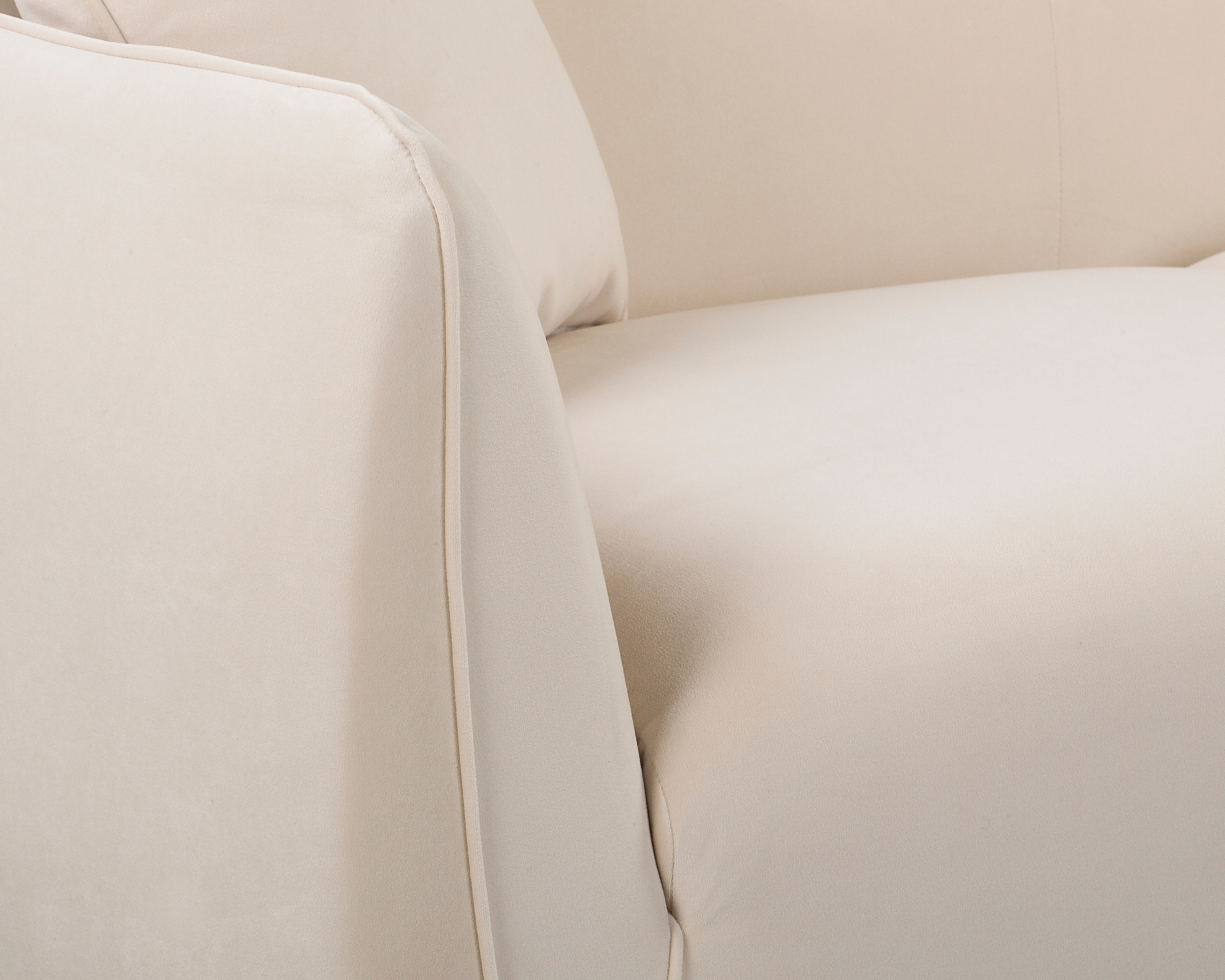 Canapé droit Faubourg Saint-Martin en tissu velours lisse beige Paname Avenue, zoom sur l’accoudoir