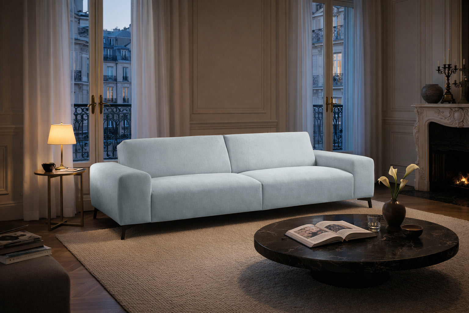 Canapé droit Frochot gris dans un salon d’appartement parisien à Pigalle avec décoration intérieure