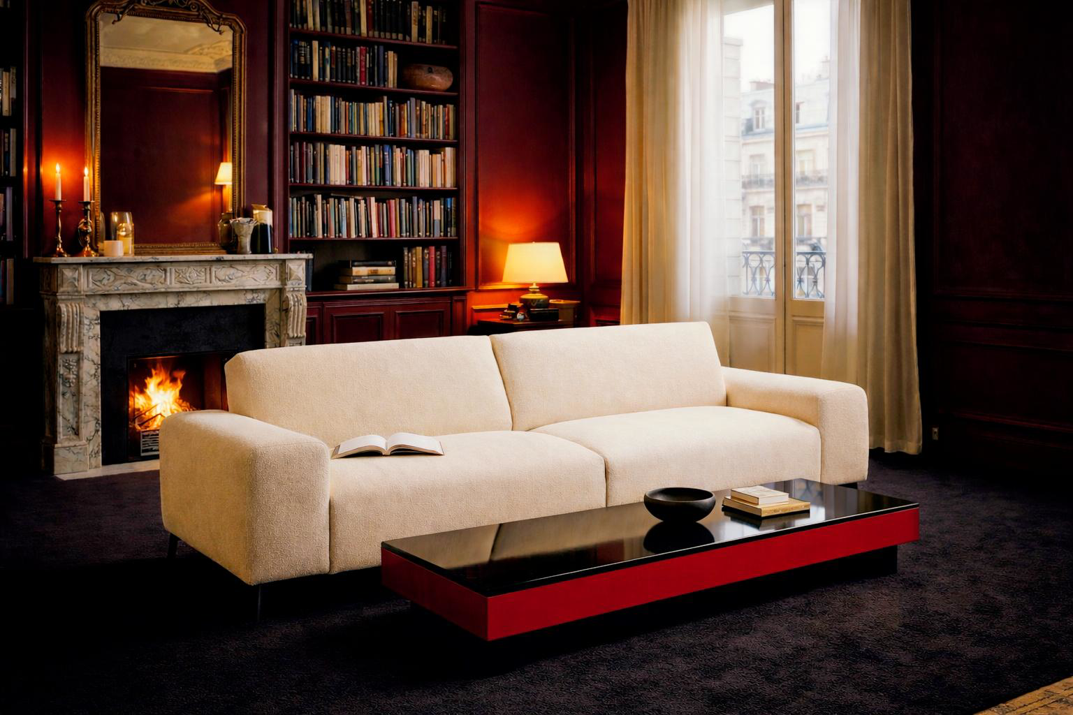 Canapé droit 4 places Frochot en chenille beige, installé dans un salon parisien aux murs pourpres avec cheminée en marbre et bibliothèque, accompagné d’une table basse longue laquée noir et rouge.