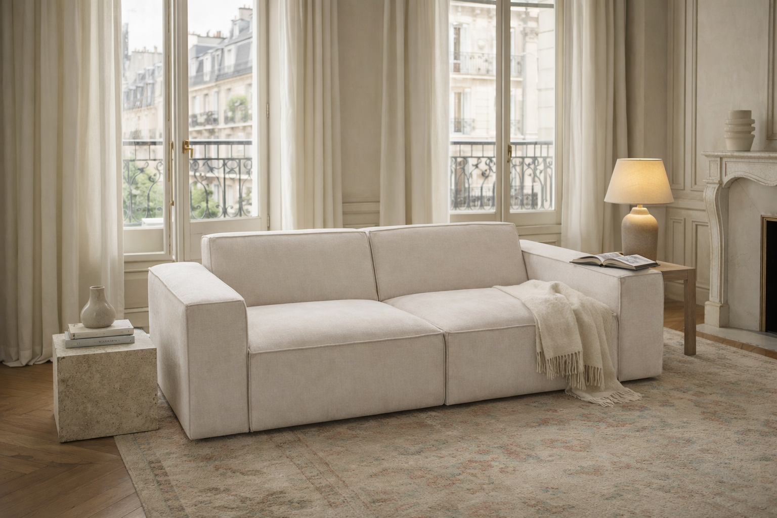 Canapé droit Gabrielle dans un salon d’appartement parisien avec décoration intérieure élégante