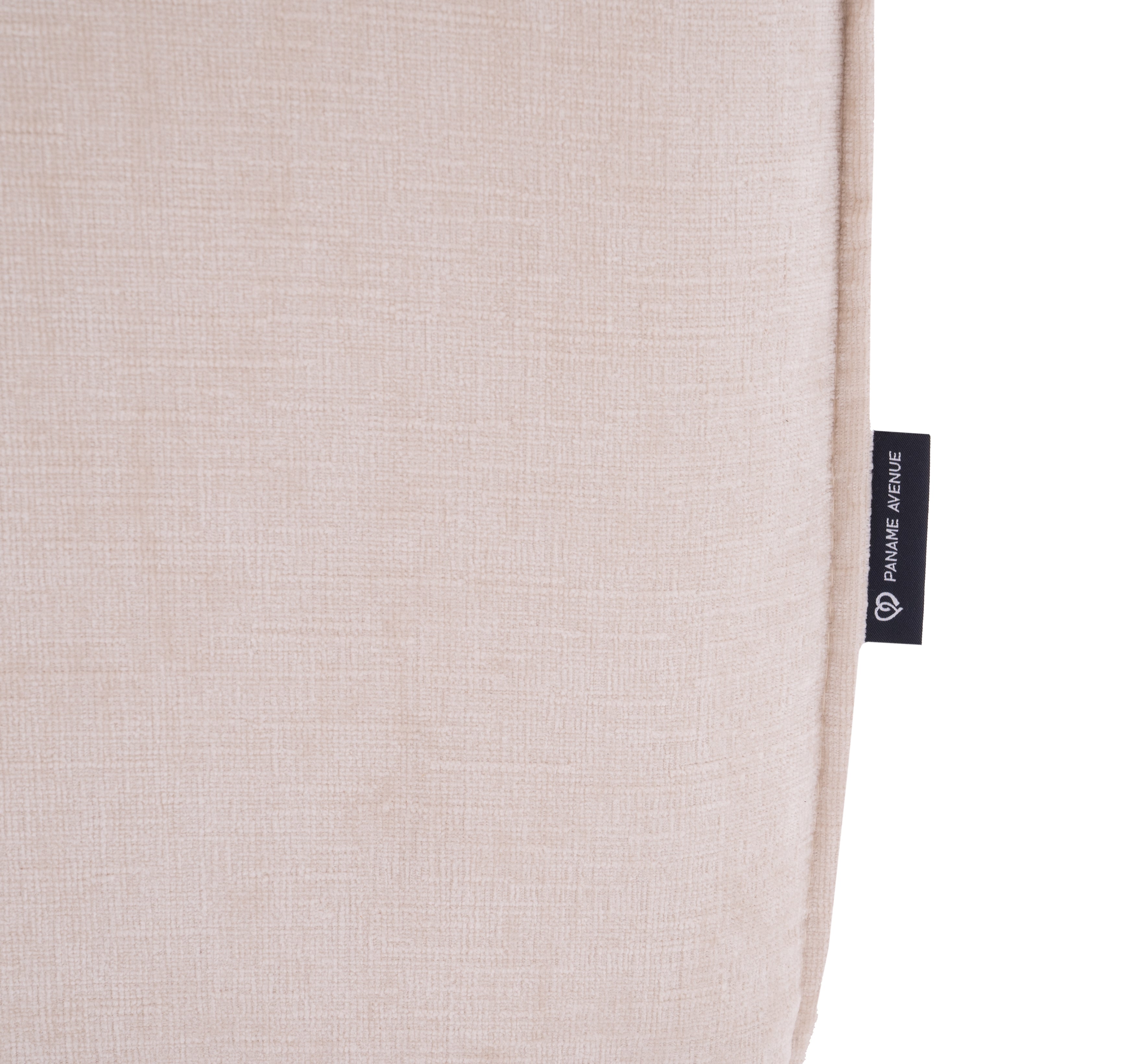 Canapé droit Gabrielle en tissu chenille beige Paname Avenue, détail du label de la marque