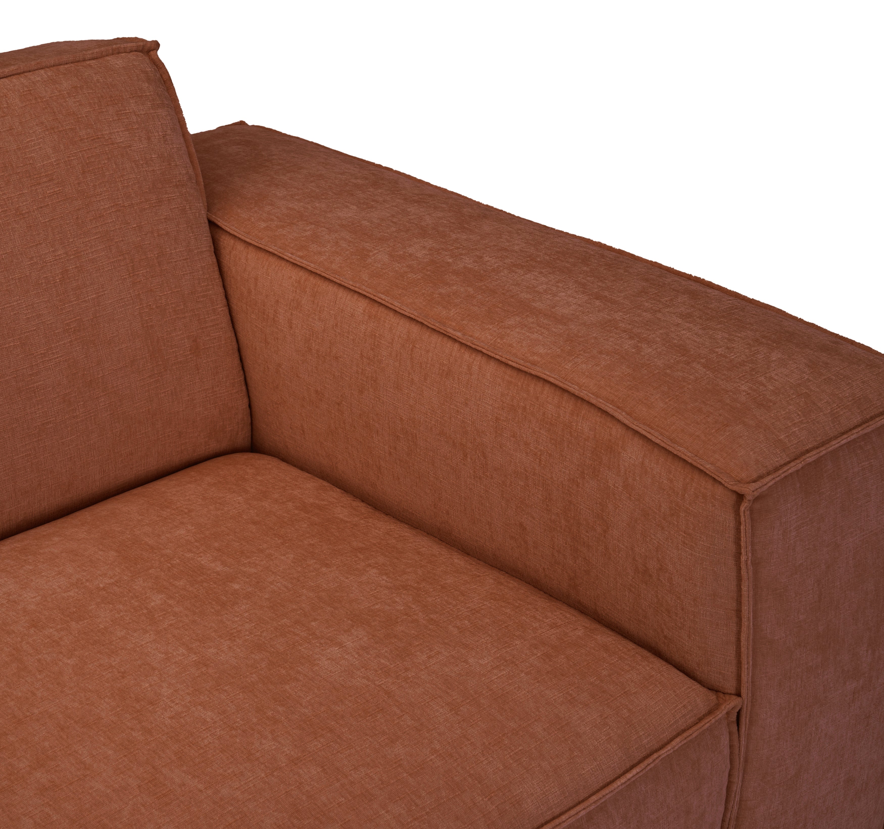 Canapé droit Gabrielle en tissu chenille terracotta Paname Avenue, zoom sur l’accoudoir