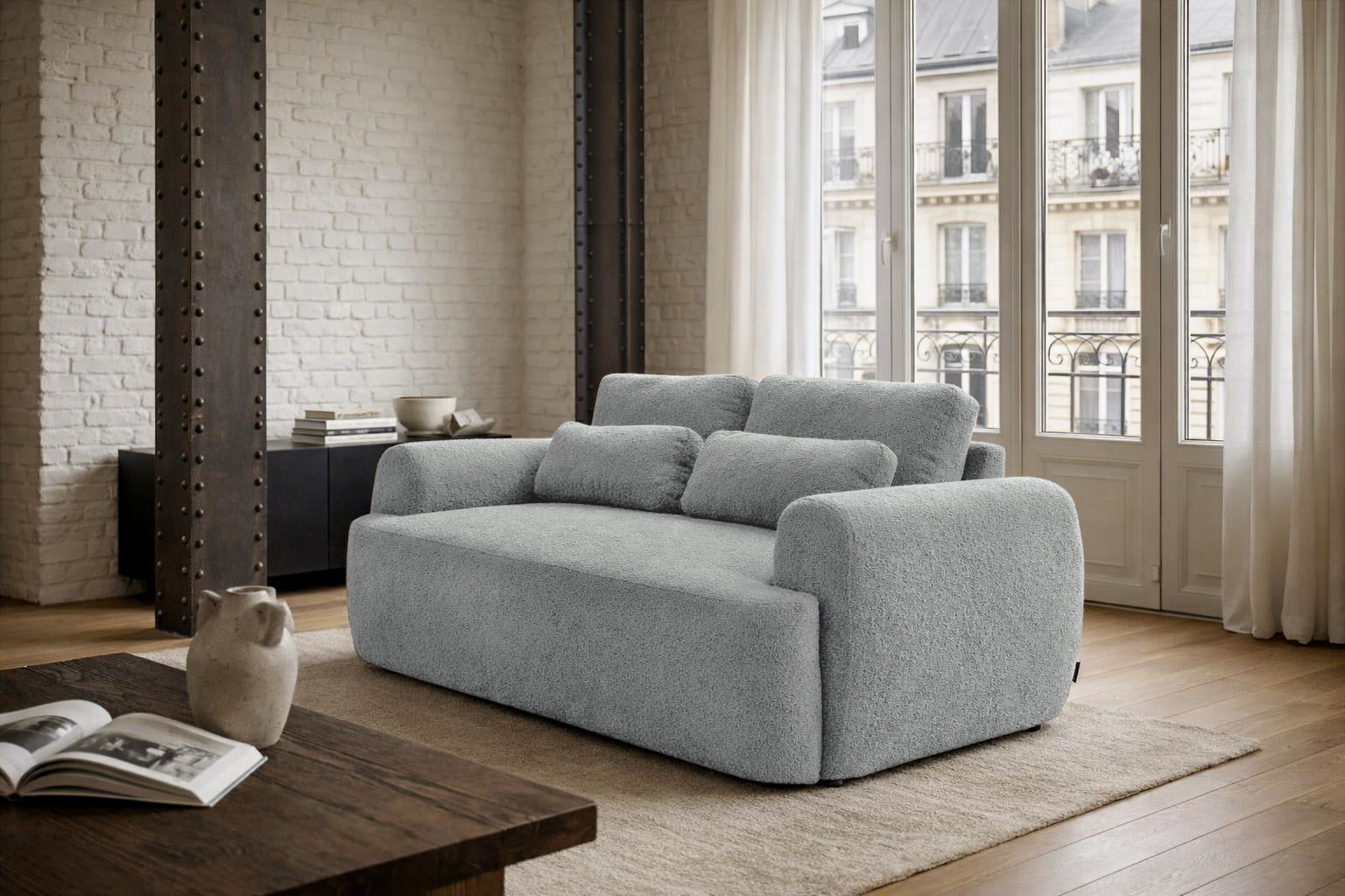 Canapé droit Oberkampf dans un salon parisien avec poutres métalliques et parquet moderne