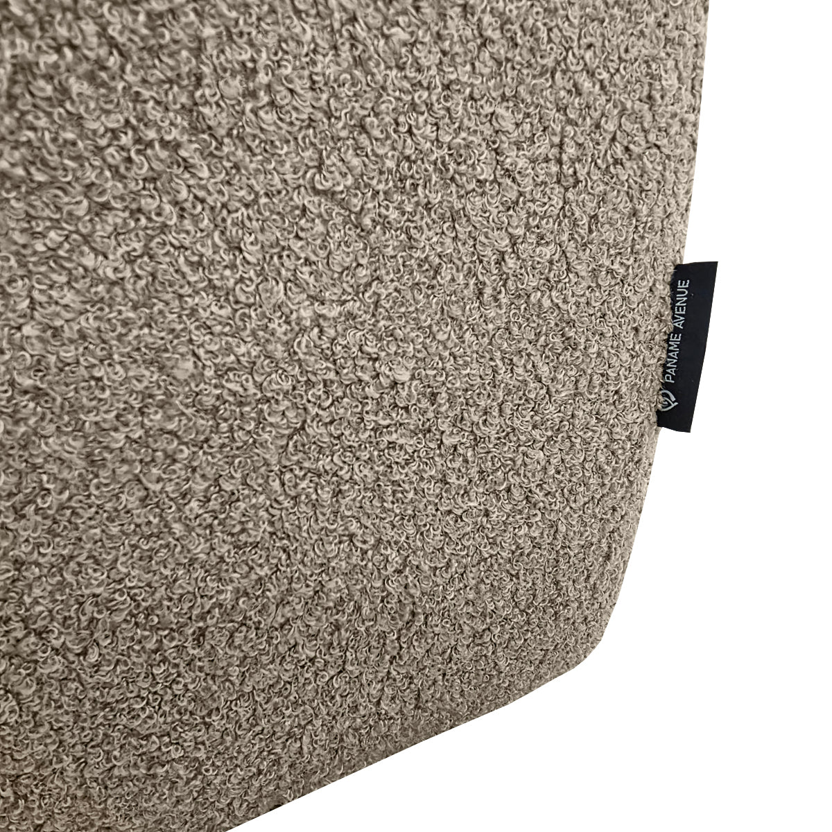 Canapé droit Oberkampf en tissu bouclette taupe Paname Avenue, détail du label de la marque