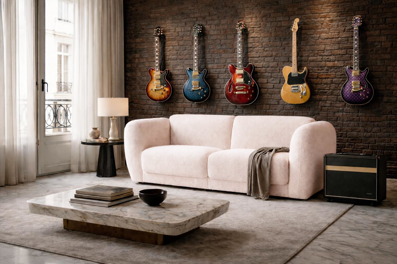 Canapé droit Pigalle dans un salon parisien chic d'amateur de musique