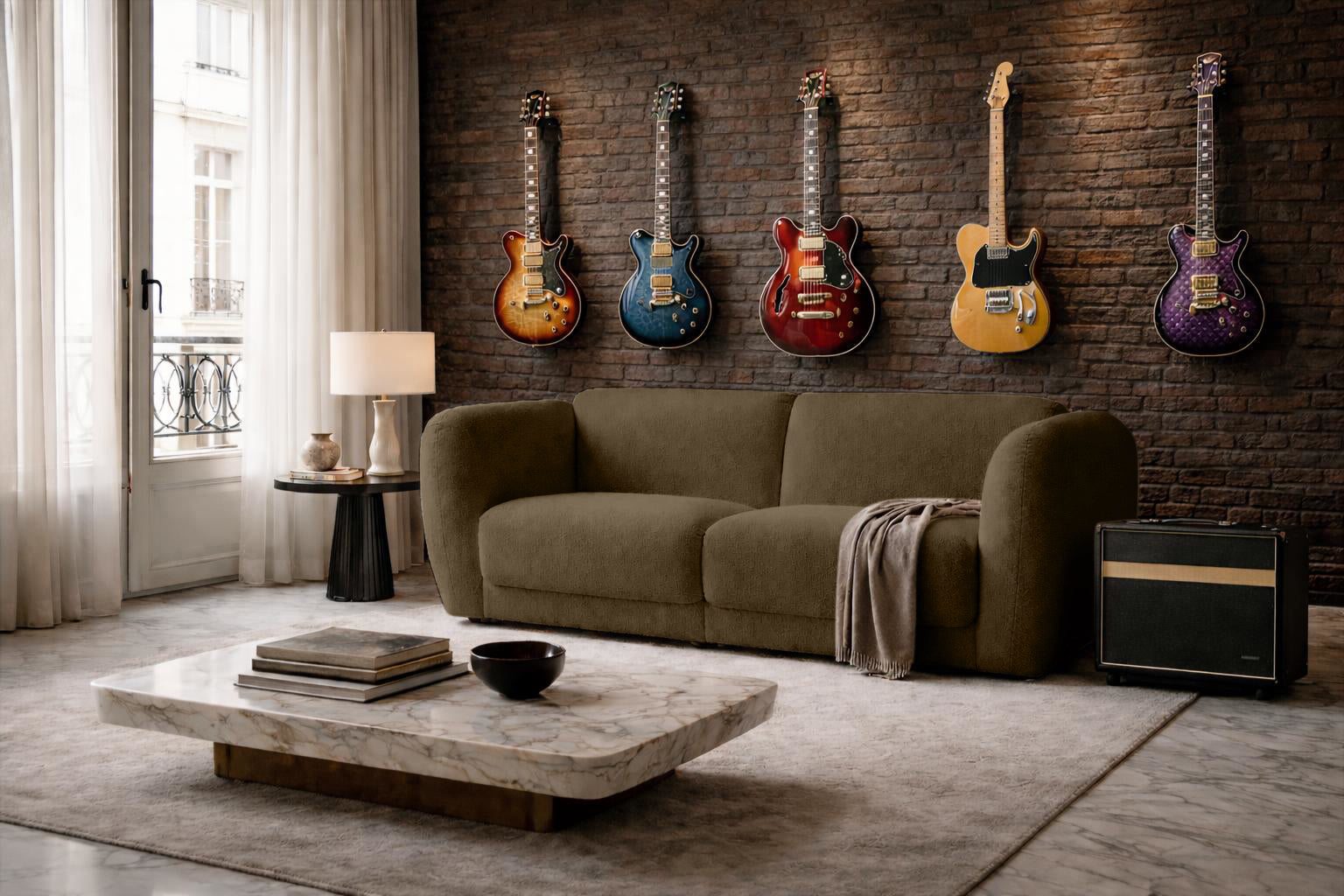 Canapé droit Pigalle dans un salon parisien chic d'amateur de musique