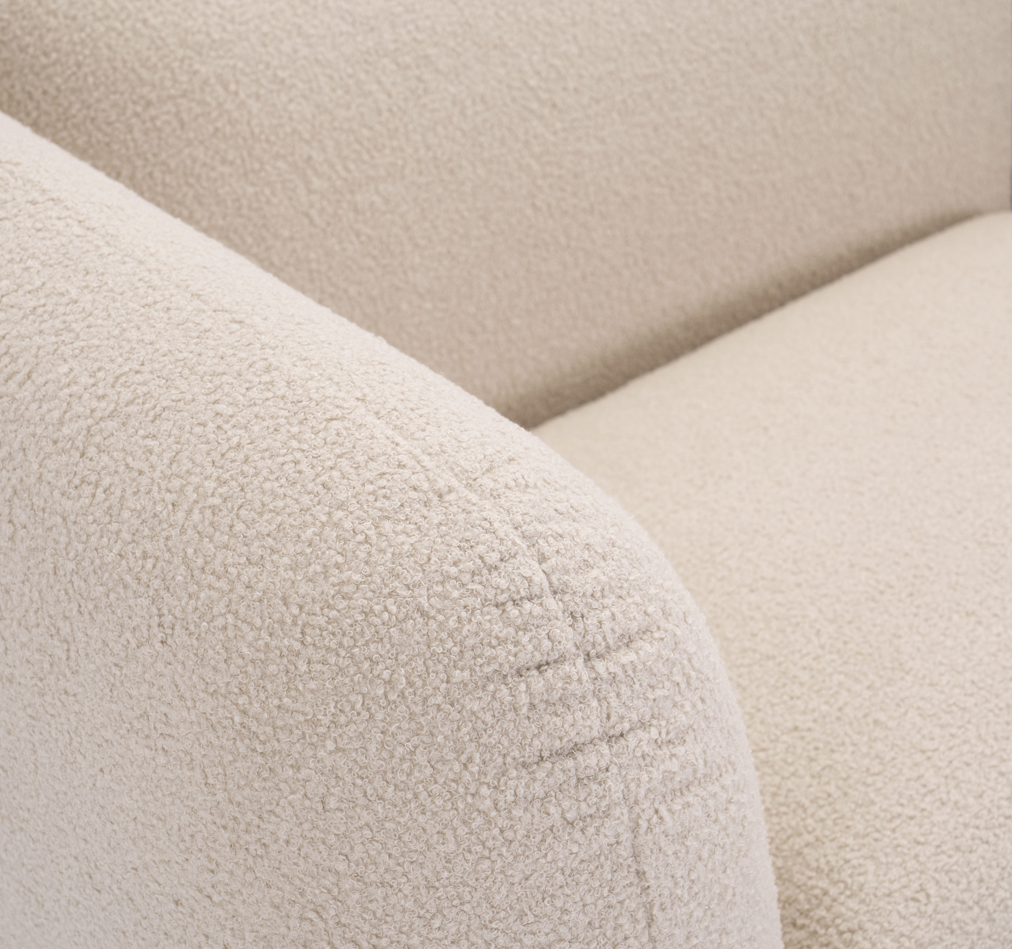 Canapé droit Pigalle en tissu bouclette beige Paname Avenue, zoom sur l’accoudoir