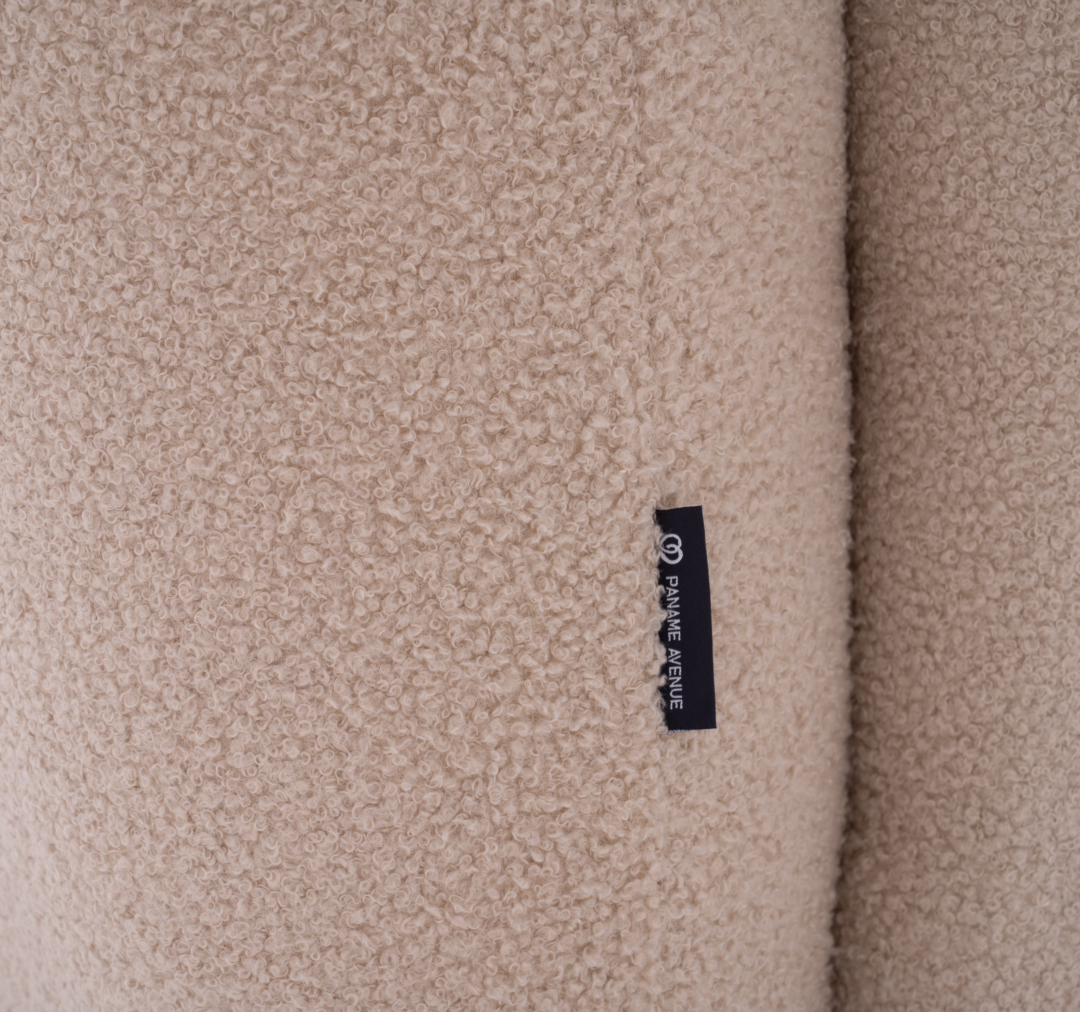 Canapé droit Pigalle en tissu bouclette beige Paname Avenue, détail du label de la marque