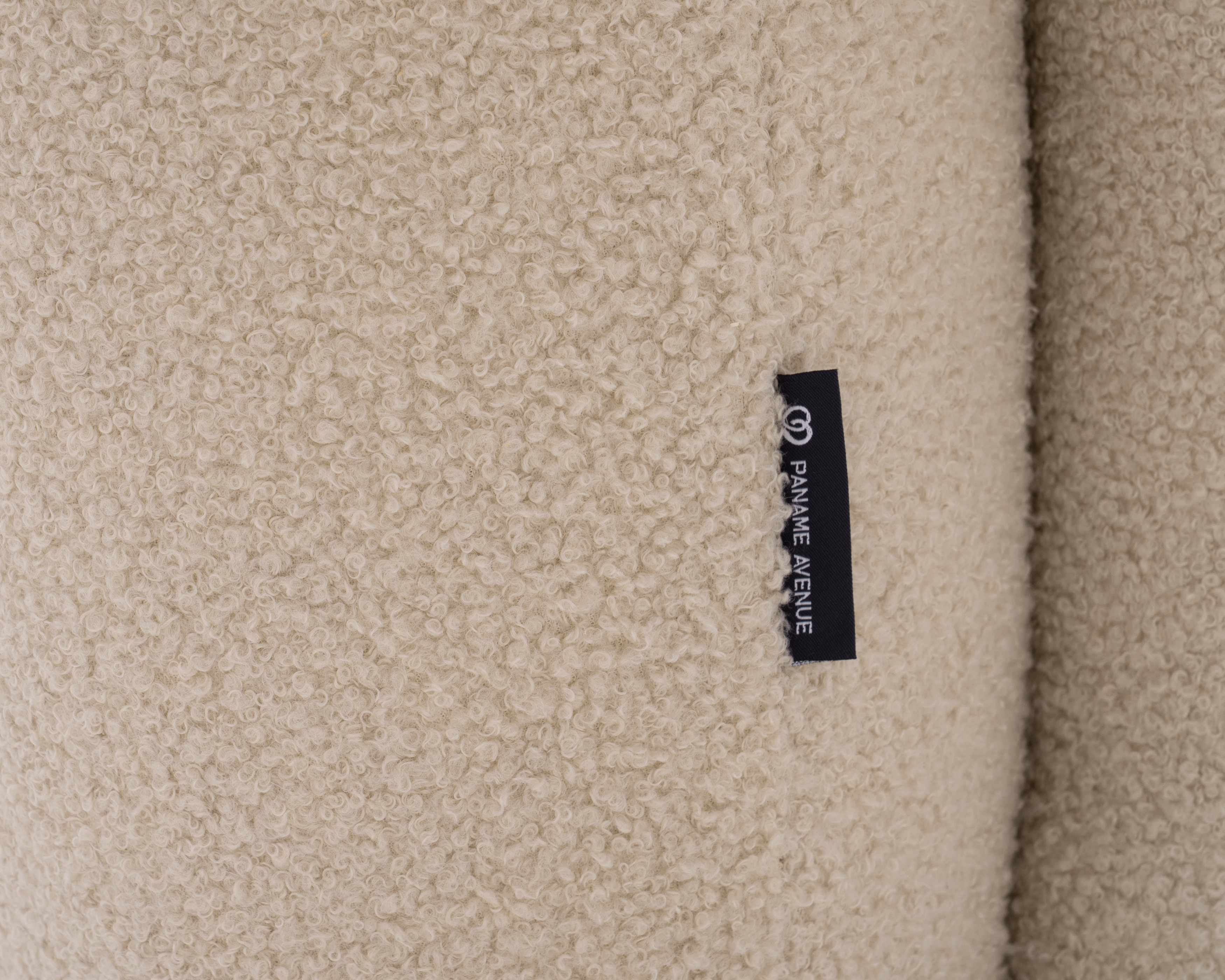 Canapé droit Pigalle en tissu bouclette beige Paname Avenue, détail du label de la marque