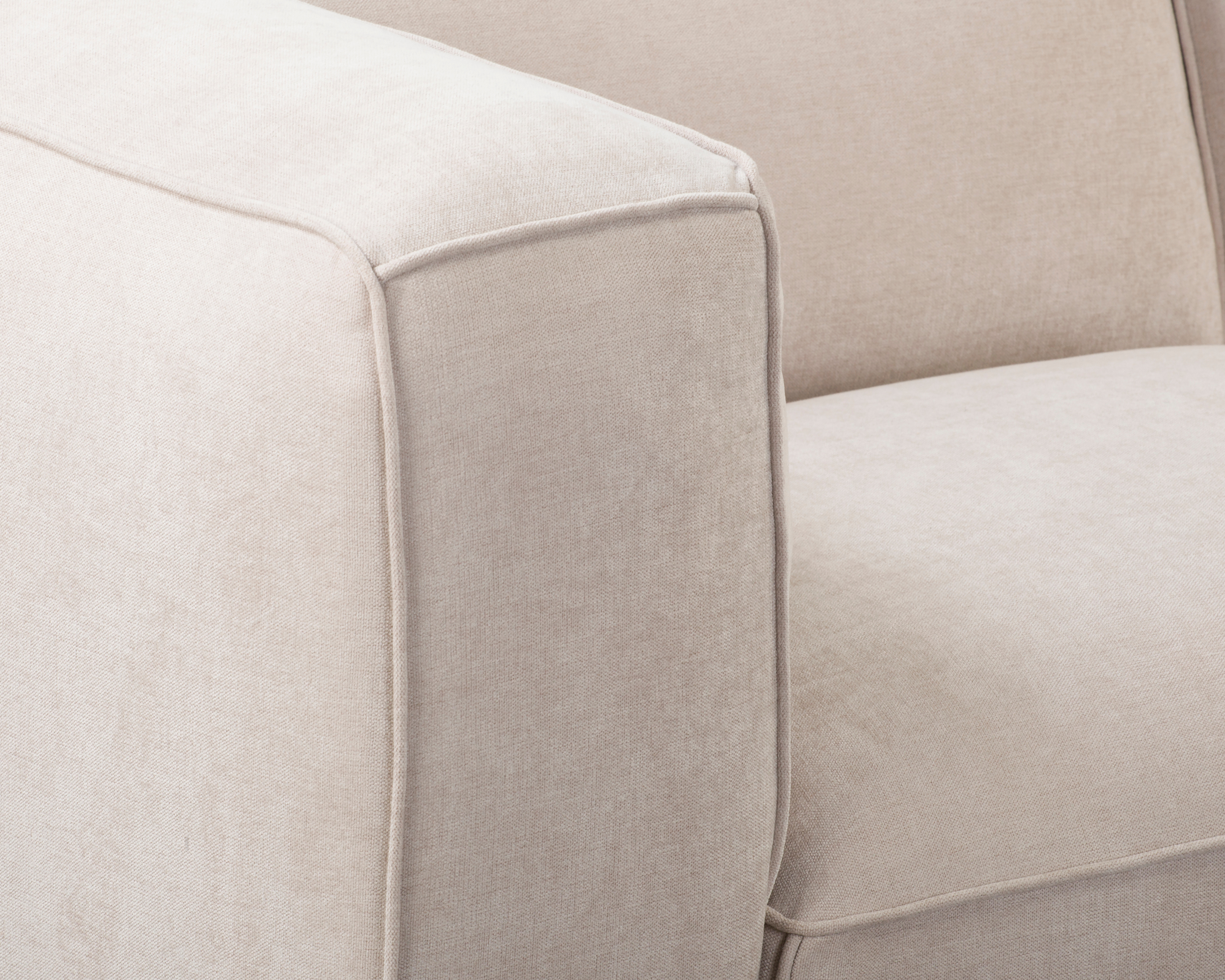 Canapé droit Poulbot en tissu chenille beige Paname Avenue, zoom sur l’accoudoir