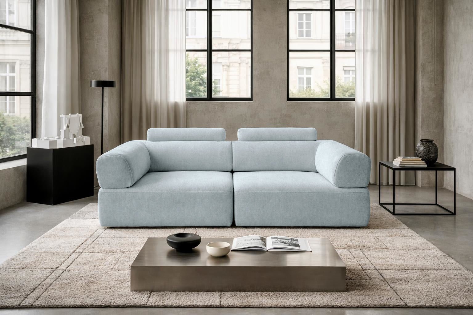 Canapé droit Réaumur en tissu chenille gris clair dans un intérieur parisien lumineux et minimaliste