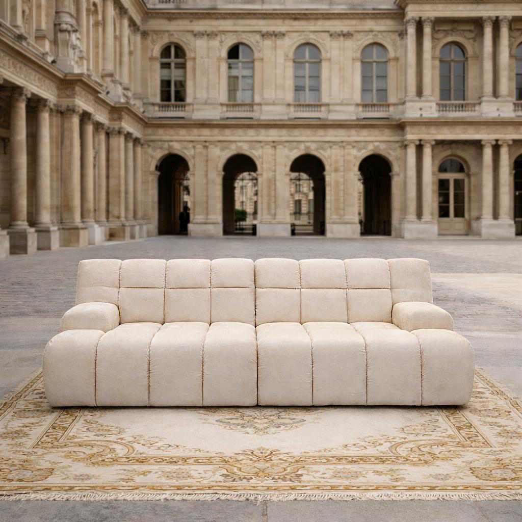 Canapé droit Saint Honoré de Paname Avenue dans un décor parisien extérieur du quartier Louvre