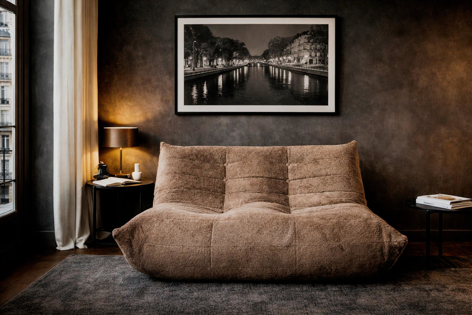 Canapé droit Faubourg du Temple en tissu chenille taupe Paname Avenue, dans un décor inspire au quartier parisien