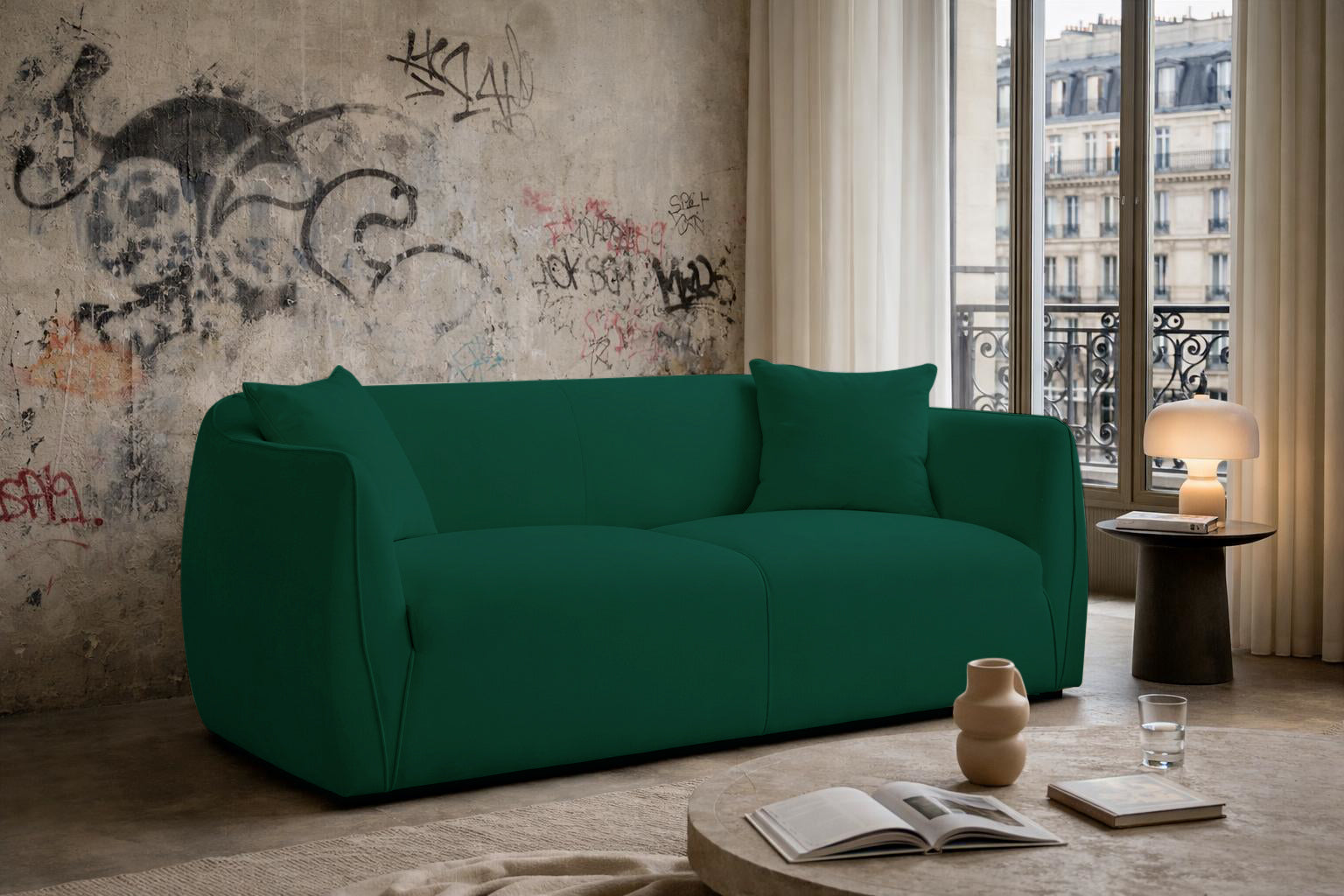 Le canapé Faubourg Saint-Martin de Paname Avenue dans un intérieur style loft avec mur brut et graffitis, vue sur les toits de Paris.
