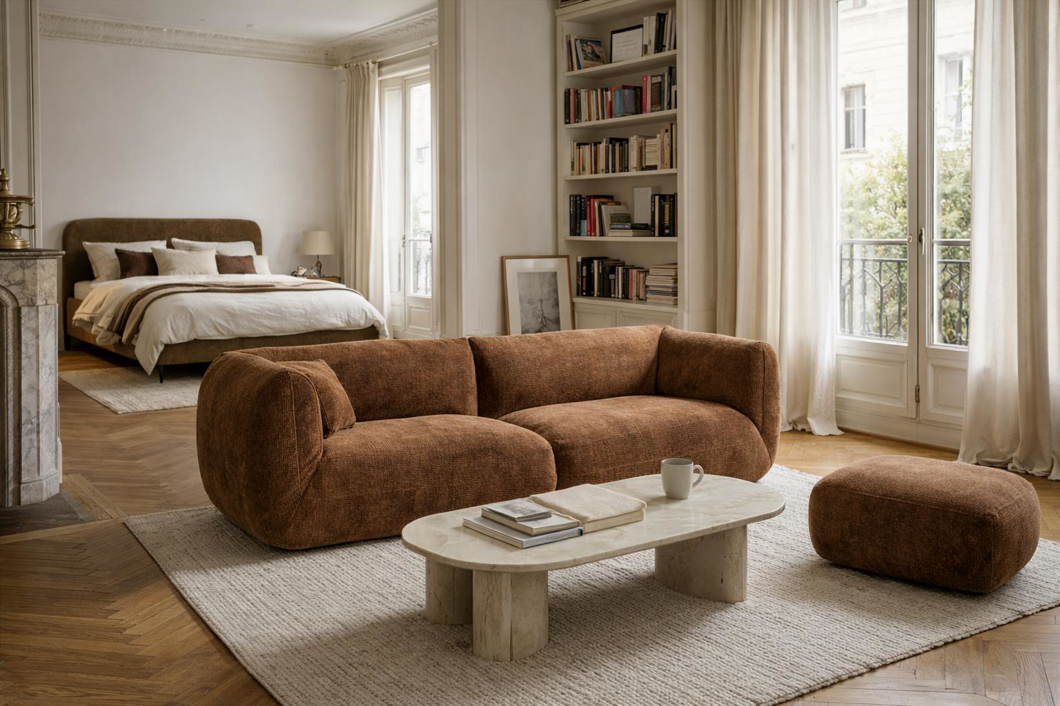 Canapé Portefoin et pouf Blainville dans un intérieur moderne parisien