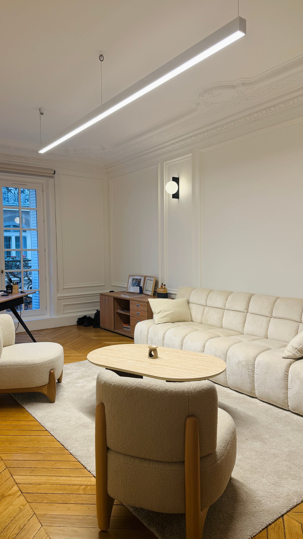 Canapé Saint-Honoré et fauteuils Rivoli installés dans un bureau au style haussmannien de la rue Caumartin à Paris.