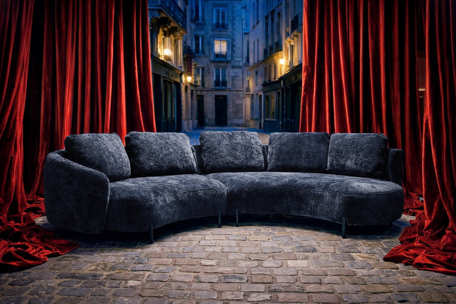 Canapé Saint Sauveur Paname Avenue mis en scène comme dans une pièce de théâtre avec grands rideaux rouges