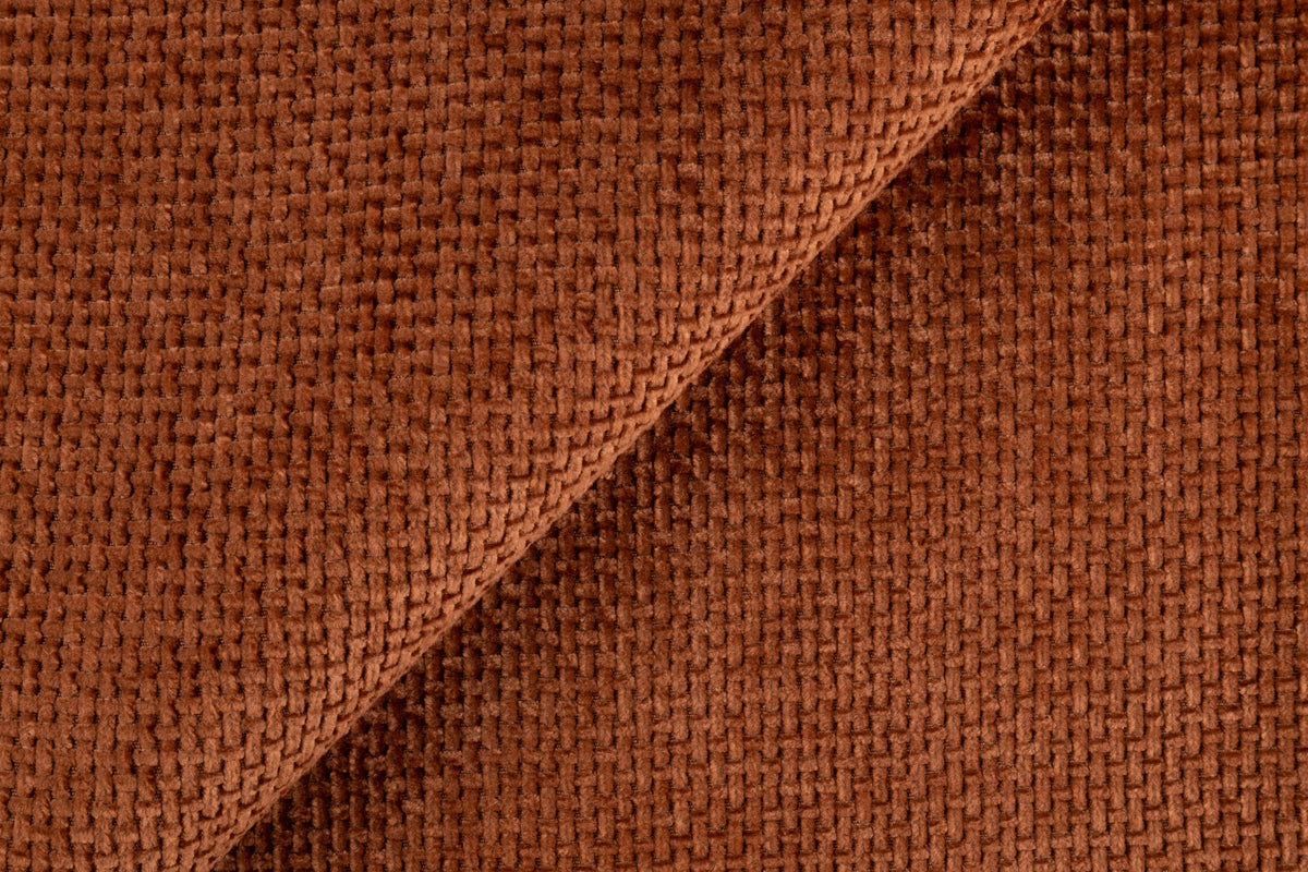 Gros plan de la texture du tissu chenille Candelaria terracotta.