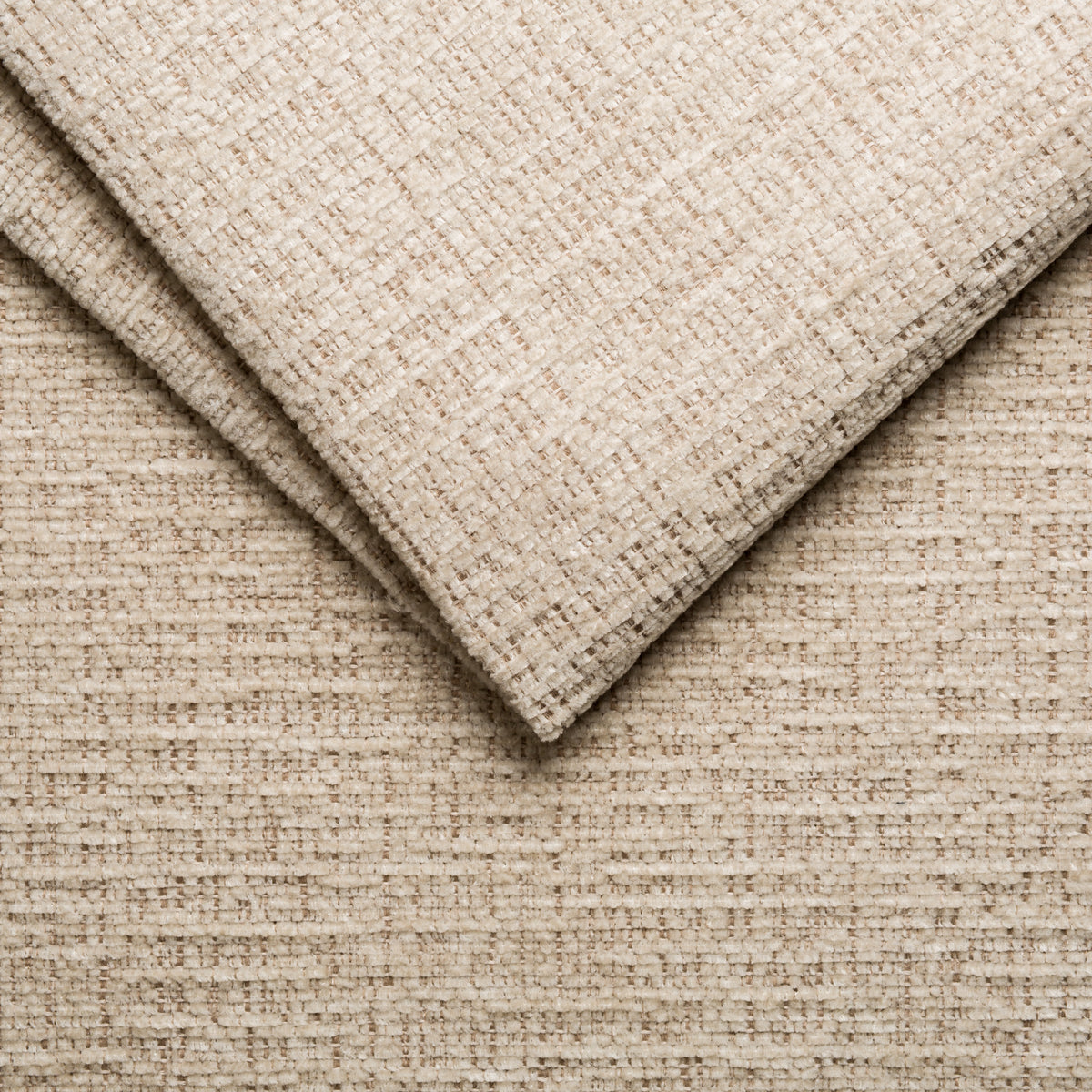 Gros plan de la texture du tissu chenille Dauphine beige.