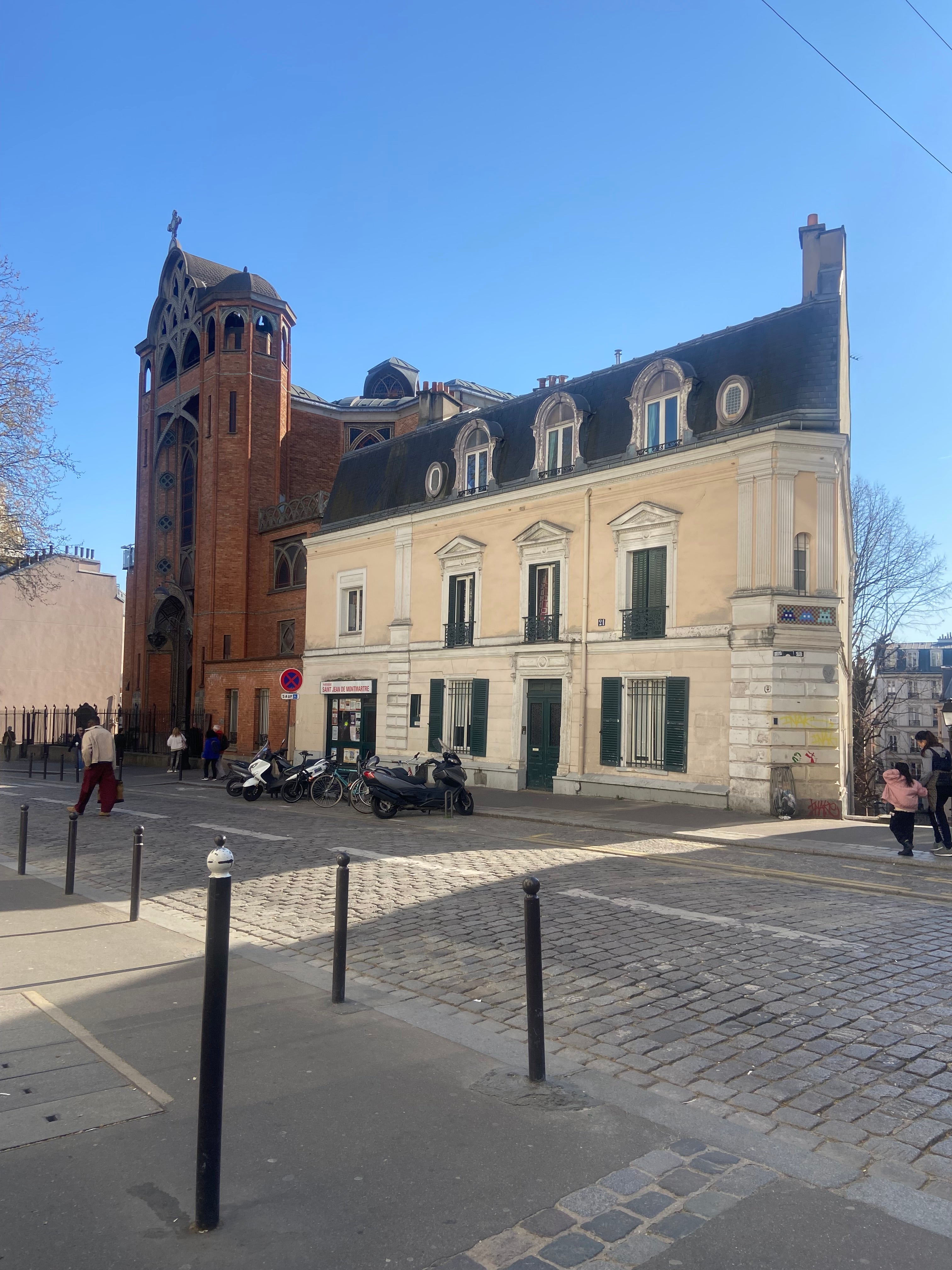 Église Saint-Jean de Montmartre rue des Abbesses à Paris avec façade en brique et place pavée
