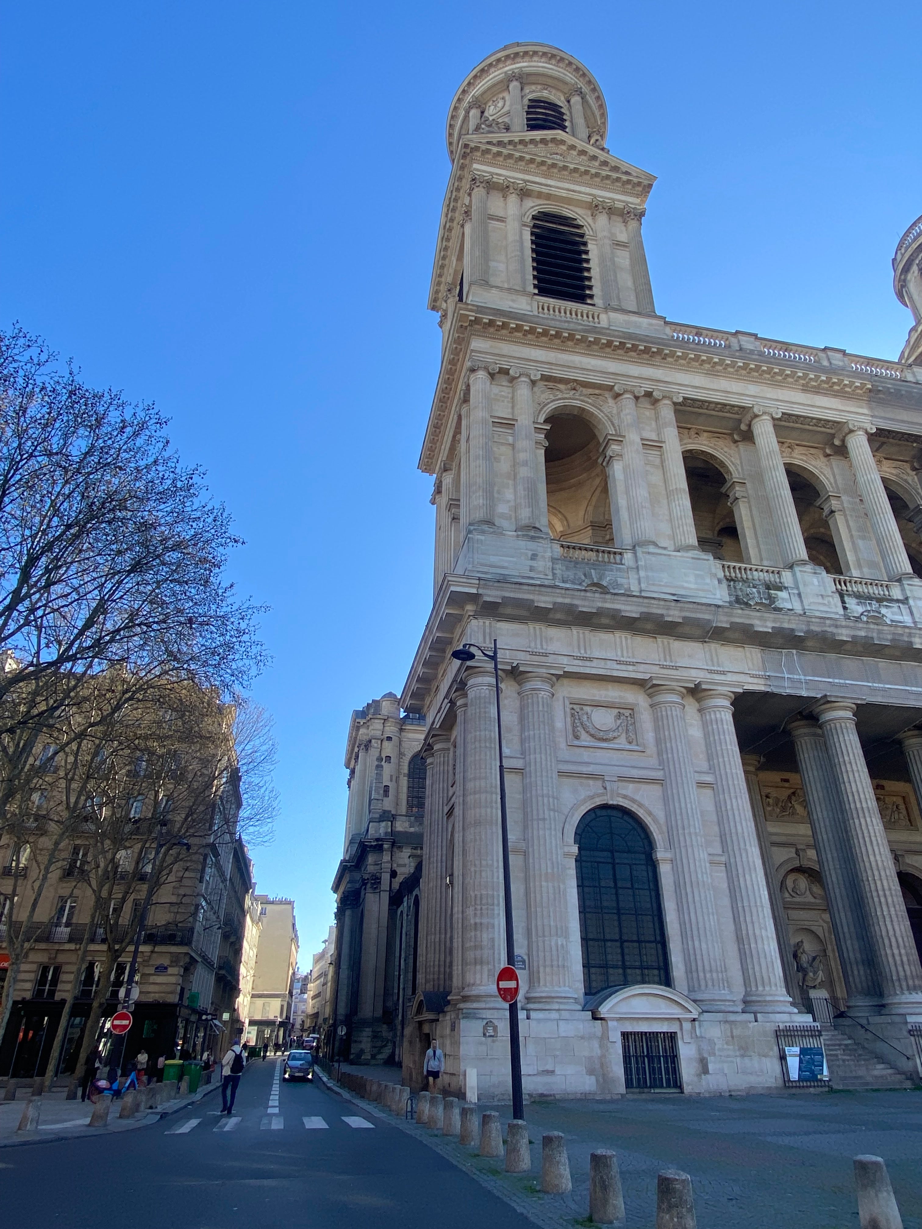 Église Saint-Sulpice à Paris 6 vue depuis la rue Saint-Sulpice avec architecture classique monumentale et colonnes sous ciel bleu