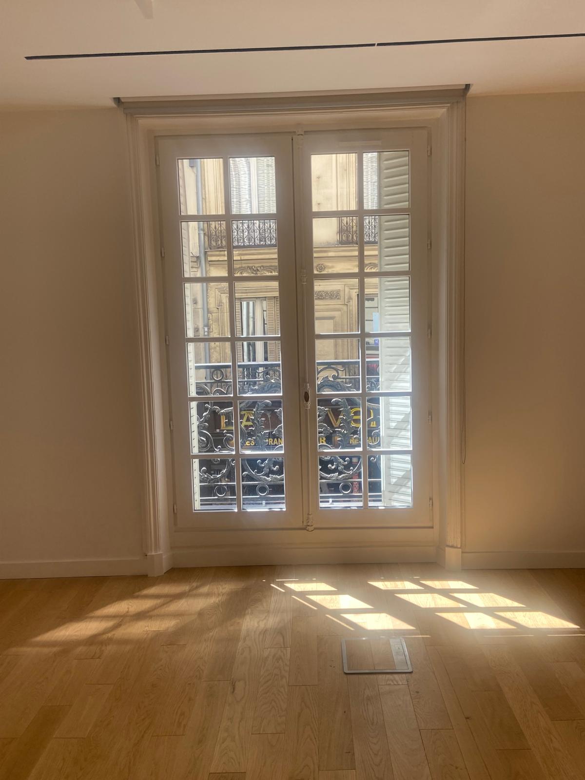 Photo prise de l'espace dégagé par un client à Paris pour accueillir son canapé Calais Paname Avenue.