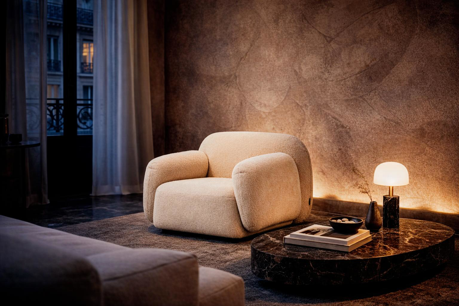 Fauteuil Fontaine Paname Pigalle en tissu bouclé dans un salon design avec table basse en marbre et éclairage tamisé ambiance luxe parisien